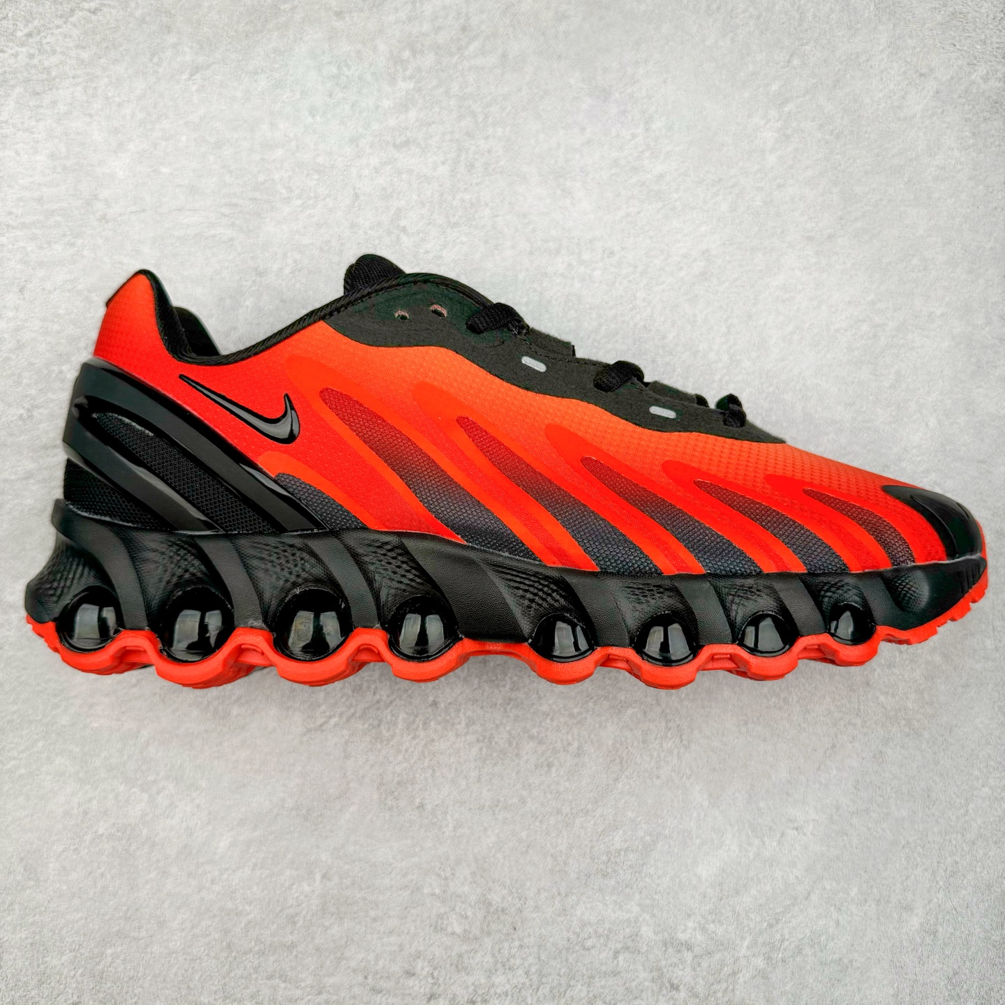 图片[14]-NK Air Max DN8 全掌科技气垫缓震运动跑鞋 DN8的核心亮点在于其八腔气垫结构 根据不同部位设定的气压值专为行走设计 提供卓越的舒适感 鞋面的设计让人联想到上世纪90年代末至2000年代初的多款Air Max 中底上系列圆形孔洞引发了热议 不少人将其与竞争品牌的缓震技术进行比较 例如K-SWISS 2010年代初推出的Tubes技 及以多孔鞋底闻名的品牌 尺码：36 36.5 37.5 38 38.5 39 40 40.5 41 42 42.5 43 44 44.5 45-选品中心