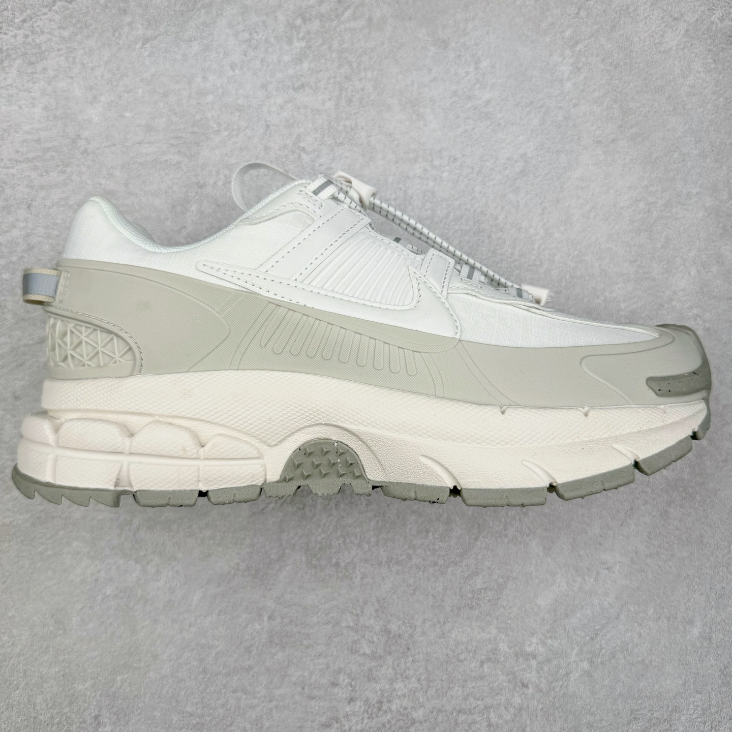 NK Zoom Vomero 5 Roam 佛莫罗5代徒步版系列经典复古增高厚底休闲运动慢跑鞋 HV6410-100 Vomero Roam「漫游鞋」舒适性典范 工学拒水鞋面+ Air Zoom缓震配置无惧雨水 不受天气左右 助你灵活迈步 再加上厚实衬里和橡胶挡泥片 有效御寒不厚重 雨天照样利落出街 中性色调搭配简洁织物 打造百搭属性低调出街or高调亮相 都看你的男女同款不同色 轻松get多元风格 尺码：36 36.5 37.5 38 38.5 39 40 40.5 41 42 42.5 43 44 44.5 45-选品中心