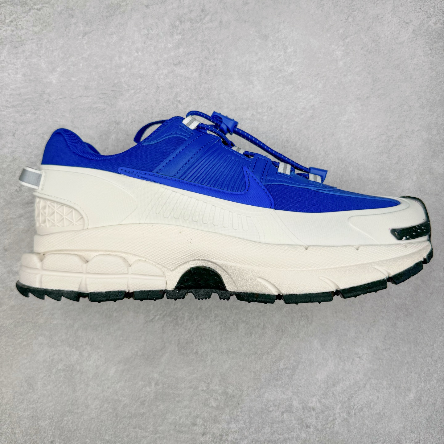 NK Zoom Vomero 5 Roam 佛莫罗5代徒步版系列经典复古增高厚底休闲运动慢跑鞋 FV2295-400 Vomero Roam「漫游鞋」舒适性典范 工学拒水鞋面+ Air Zoom缓震配置无惧雨水 不受天气左右 助你灵活迈步 再加上厚实衬里和橡胶挡泥片 有效御寒不厚重 雨天照样利落出街 中性色调搭配简洁织物 打造百搭属性低调出街or高调亮相 都看你的男女同款不同色 轻松get多元风格 尺码：36 36.5 37.5 38 38.5 39 40 40.5 41 42 42.5 43 44 44.5 45-选品中心