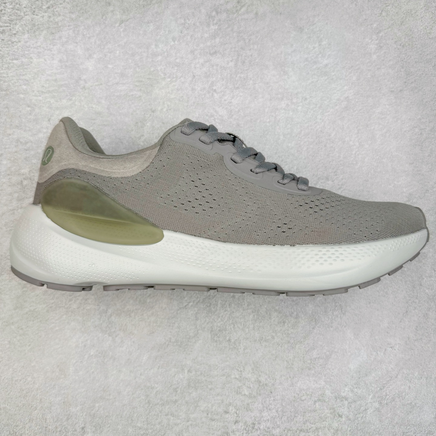 lululemon beyondfeel 露露乐檬舒适防滑耐磨低帮跑步鞋 Cityverse将运动性能融入经典休闲鞋中，中底提供出色缓震，并贴合足部曲线，带来全天候的舒适感。鞋面采用两种材质拼接，且前半部分采用热熔压胶处理，无任何缝线，保留了鞋身整体性。模制泡沫的鞋垫带来上乘的脚感，在平日休闲穿着时不会磨脚，也能提供轻质软弹的效果。25年来，lululemon一直秉持“感受为先”的设计理念，并相信更好的感受带来更好的表现。此次男鞋的设计亦是如此。投入多年研究，针对男性在不同运动场景中的脚步形态设计了不同鞋履款式。同时，还进行了生物力学与形态学研究，为“他”带来更好的贴合度和感受。尺码：36 36.5 37.5 38 38.5 39 40 40.5 41 42 42.5 43 44 45-选品中心