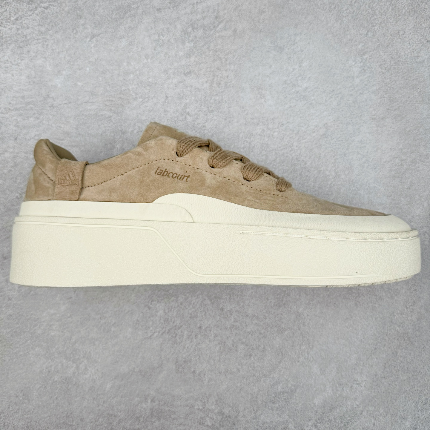 图片[10]-＃纯原 AD Labcourt 百搭休闲轻松舒适耐磨透气低帮板鞋 FOG平替单品 鞋面使用了绒毛麂皮 鞋面和鞋底连接处使用了包边处理 看起来更加精致有型 内里也使用了光滑的优质皮革 鞋垫上的LOGO彰显品牌身份 鞋子后脚跟处的英文 ENDINEERED FOR THE STYLE OF FUTURE译为 为未来的风格而设计 尺码：35.5 36 36.5 37 38 38.5 39 40 40.5 41 42 42.5 43 44 44.5 45-选品中心