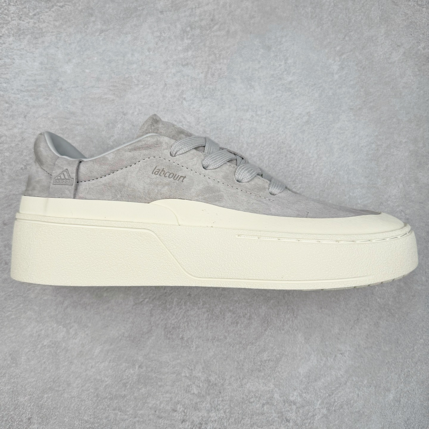 图片[9]-＃纯原 AD Labcourt 百搭休闲轻松舒适耐磨透气低帮板鞋 FOG平替单品 鞋面使用了绒毛麂皮 鞋面和鞋底连接处使用了包边处理 看起来更加精致有型 内里也使用了光滑的优质皮革 鞋垫上的LOGO彰显品牌身份 鞋子后脚跟处的英文 ENDINEERED FOR THE STYLE OF FUTURE译为 为未来的风格而设计 尺码：35.5 36 36.5 37 38 38.5 39 40 40.5 41 42 42.5 43 44 44.5 45-选品中心