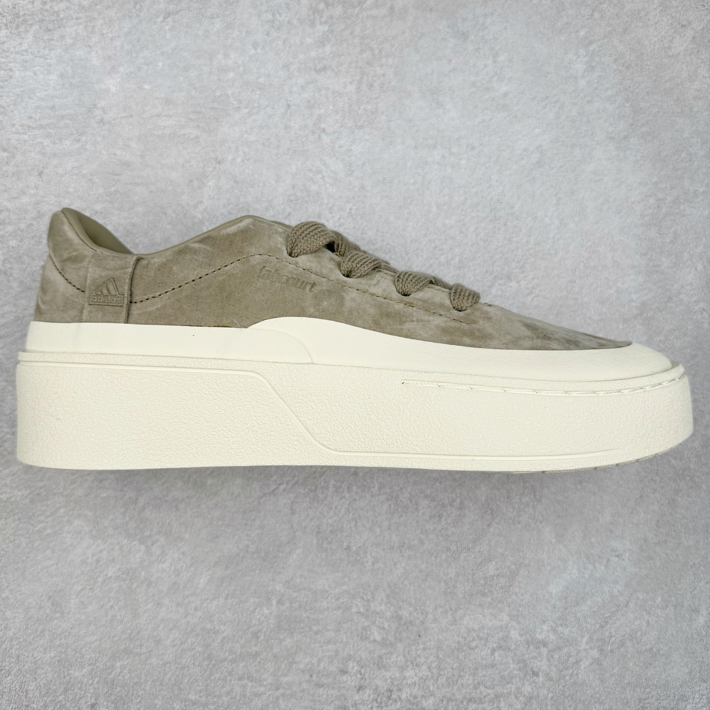 图片[8]-＃纯原 AD Labcourt 百搭休闲轻松舒适耐磨透气低帮板鞋 FOG平替单品 鞋面使用了绒毛麂皮 鞋面和鞋底连接处使用了包边处理 看起来更加精致有型 内里也使用了光滑的优质皮革 鞋垫上的LOGO彰显品牌身份 鞋子后脚跟处的英文 ENDINEERED FOR THE STYLE OF FUTURE译为 为未来的风格而设计 尺码：35.5 36 36.5 37 38 38.5 39 40 40.5 41 42 42.5 43 44 44.5 45-选品中心