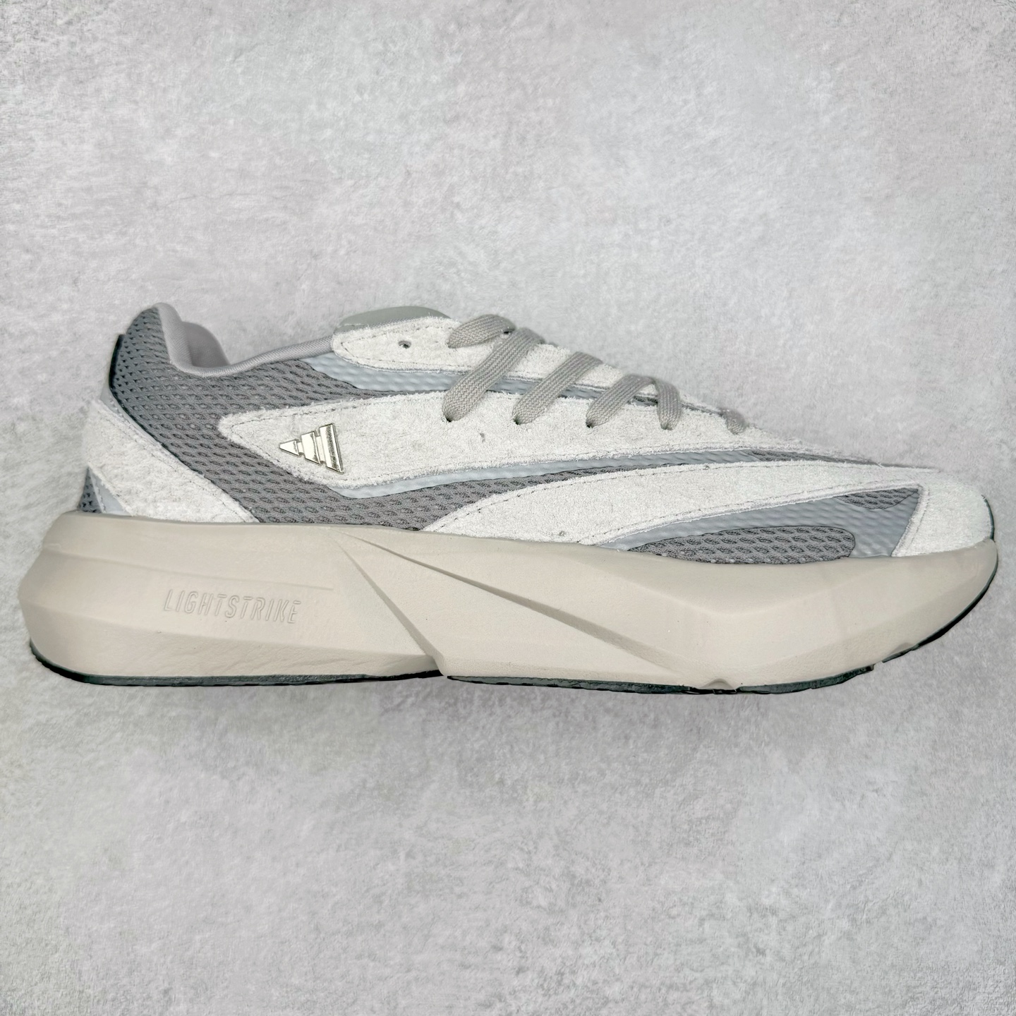 图片[4]-AD LIGHTBLAZE 流光舒适防滑耐磨低帮跑步鞋 前卫的专业跑鞋风格造型，LIGHTBLAZE延续了竞速美学的流线轮廓，保留住了与 AdizeroAdios Pro Evo 1相类似厚底理念和「宽三道杠」的视觉元素。尺码：36 36.5 37.5 38 38.5 39 40 40.5 41 42 42.5 43 44 44.5 45-选品中心