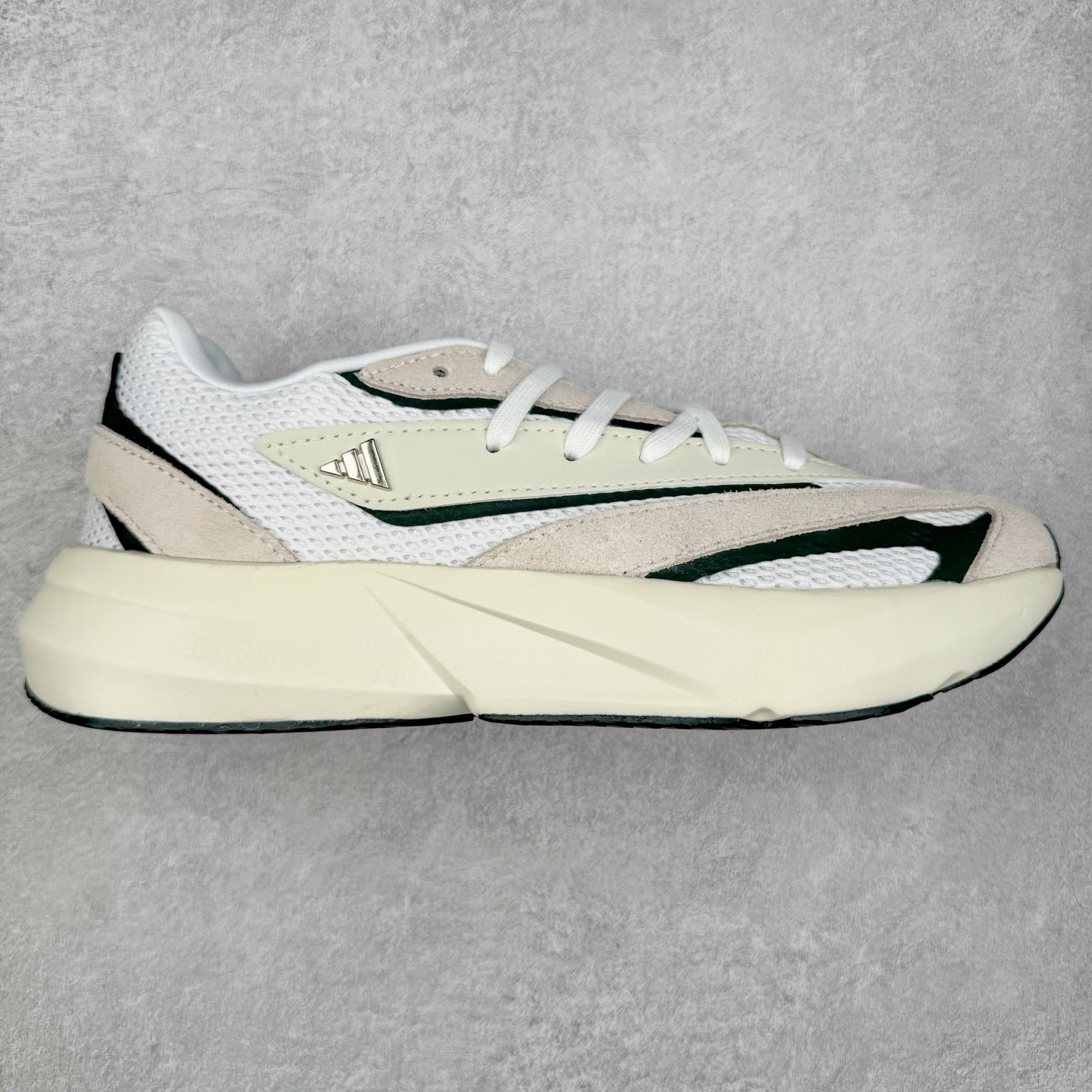 AD LIGHTBLAZE 流光舒适防滑耐磨低帮跑步鞋 JH6962 前卫的专业跑鞋风格造型,LIGHTBLAZE延续了竞速美学的流线轮廓,保留住了与 AdizeroAdios Pro Evo 1相类似厚底理念和「宽三道杠」的视觉元素。尺码:36 36.5 37.5 38 38.5 39 40 40.5 41 42 42.5 43 44 44.5 45-选品中心