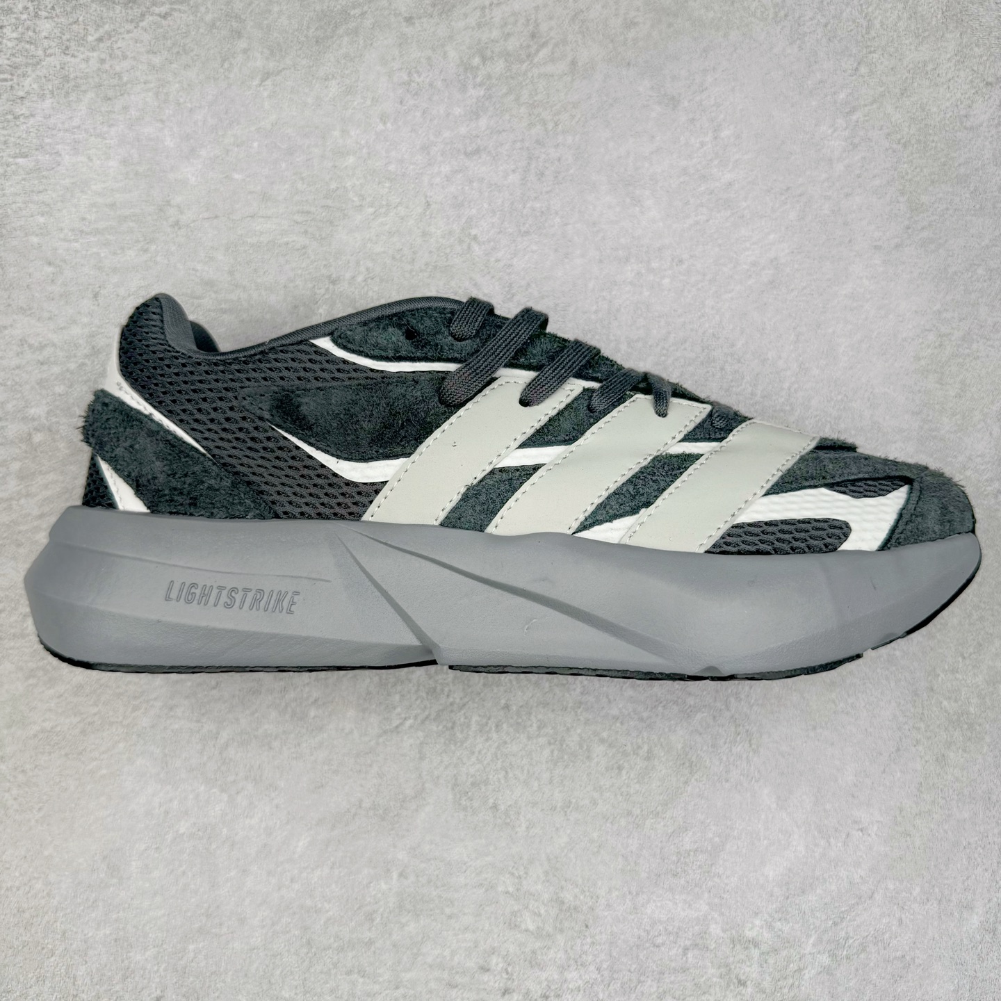 图片[9]-AD LIGHTBLAZE 流光舒适防滑耐磨低帮跑步鞋 前卫的专业跑鞋风格造型，LIGHTBLAZE延续了竞速美学的流线轮廓，保留住了与 AdizeroAdios Pro Evo 1相类似厚底理念和「宽三道杠」的视觉元素。尺码：36 36.5 37.5 38 38.5 39 40 40.5 41 42 42.5 43 44 44.5 45-选品中心