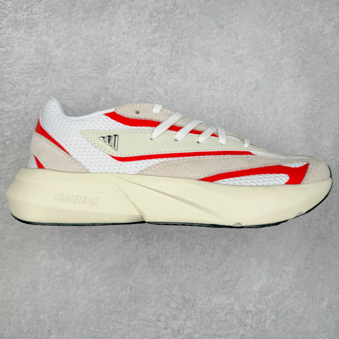 AD LIGHTBLAZE 流光舒适防滑耐磨低帮跑步鞋 JQ9967 前卫的专业跑鞋风格造型,LIGHTBLAZE延续了竞速美学的流线轮廓,保留住了与 AdizeroAdios Pro Evo 1相类似厚底理念和「宽三道杠」的视觉元素。尺码:36 36.5 37.5 38 38.5 39 40 40.5 41 42 42.5 43 44 44.5 45-选品中心