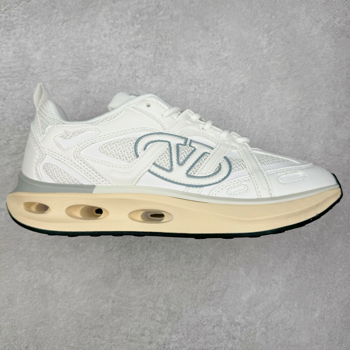 Valentino华伦天奴 Vlogo Easyjog 小牛皮 圆头系带 低帮 生活休闲鞋 实拍调校N版已经零色差零失真 百分百还原实物色彩所见即所得 不存在货不对板色差等低级问题 选购参考实物拍摄 不混卖不参货 只用心做好货严格选品 承诺混一赔十 尺码：36 37 38 39 40 41 42 43 44 45-选品中心