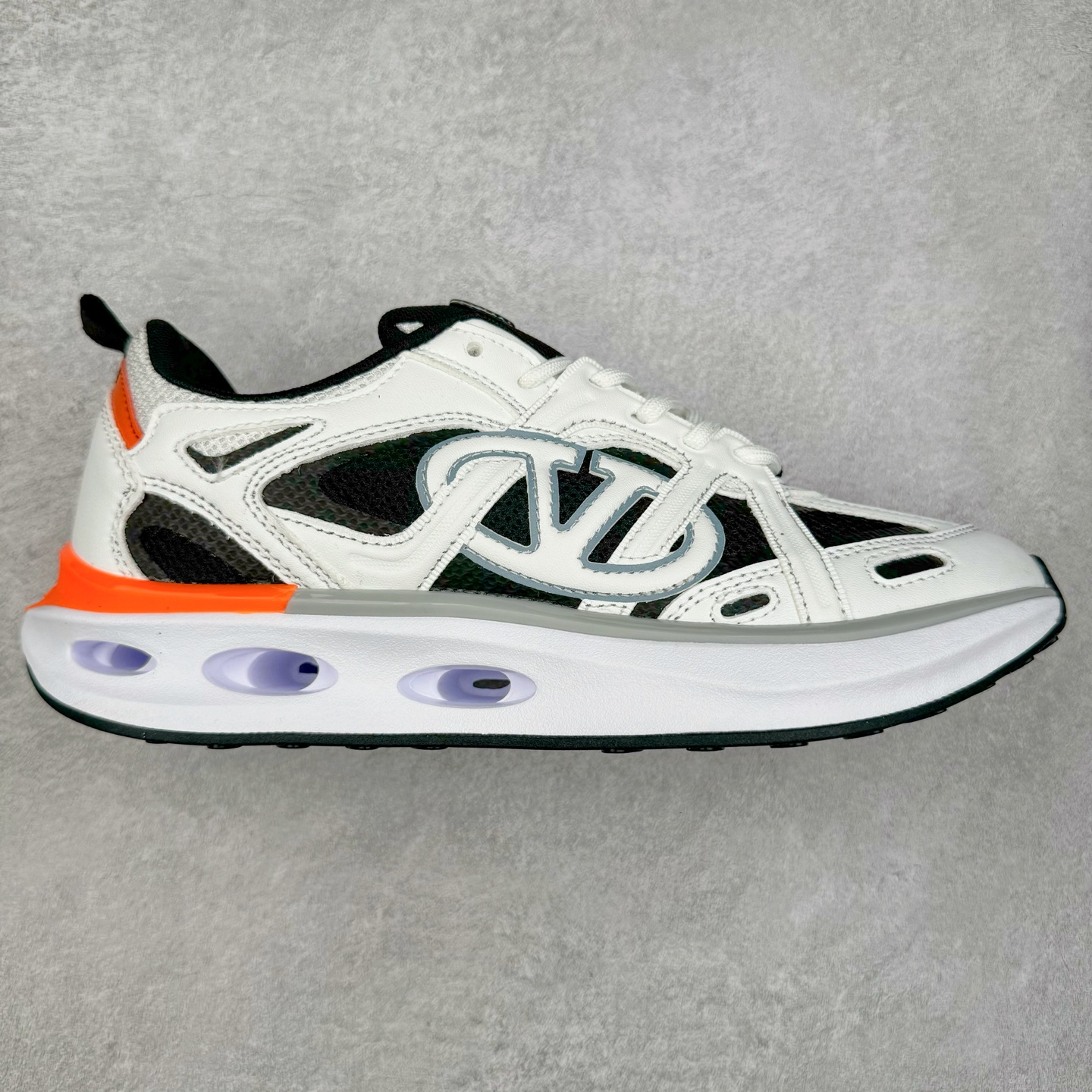 Valentino华伦天奴 Vlogo Easyjog 小牛皮 圆头系带 低帮 生活休闲鞋 实拍调校N版已经零色差零失真 百分百还原实物色彩所见即所得 不存在货不对板色差等低级问题 选购参考实物拍摄 不混卖不参货 只用心做好货严格选品 承诺混一赔十 尺码：36 37 38 39 40 41 42 43 44 45-选品中心