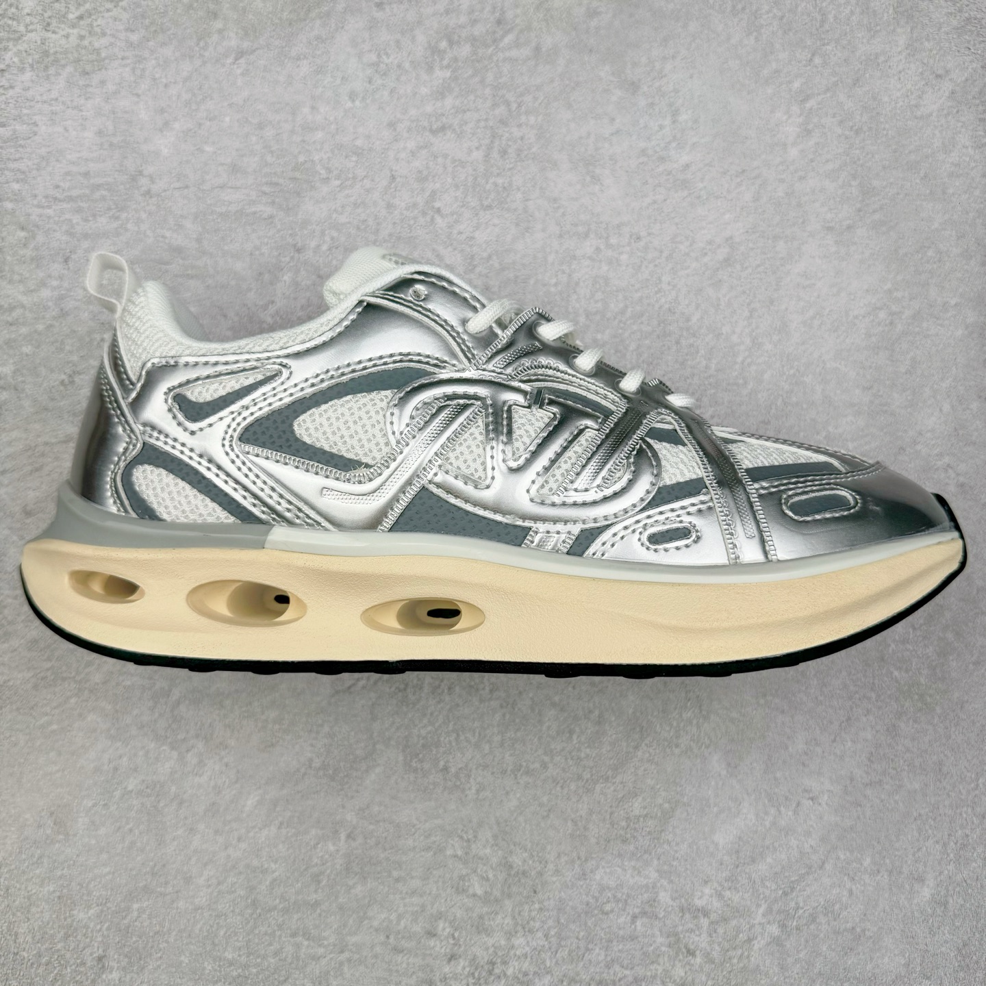 Valentino华伦天奴 Vlogo Easyjog 小牛皮 圆头系带 低帮 生活休闲鞋 实拍调校N版已经零色差零失真 百分百还原实物色彩所见即所得 不存在货不对板色差等低级问题 选购参考实物拍摄 不混卖不参货 只用心做好货严格选品 承诺混一赔十 尺码：36 37 38 39 40 41 42 43 44 45-选品中心