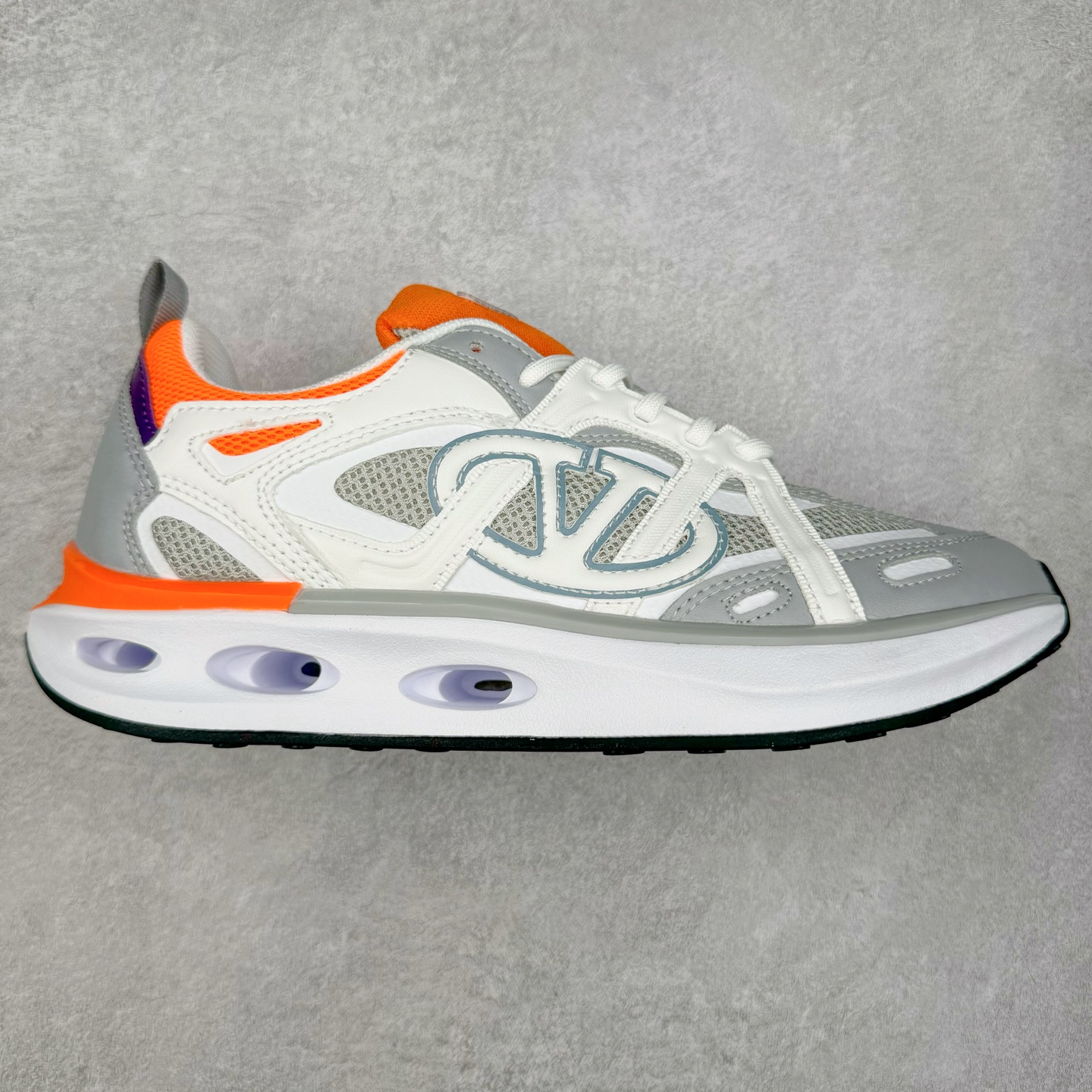 Valentino华伦天奴 Vlogo Easyjog 小牛皮 圆头系带 低帮 生活休闲鞋 实拍调校N版已经零色差零失真 百分百还原实物色彩所见即所得 不存在货不对板色差等低级问题 选购参考实物拍摄 不混卖不参货 只用心做好货严格选品 承诺混一赔十 尺码：36 37 38 39 40 41 42 43 44 45-选品中心