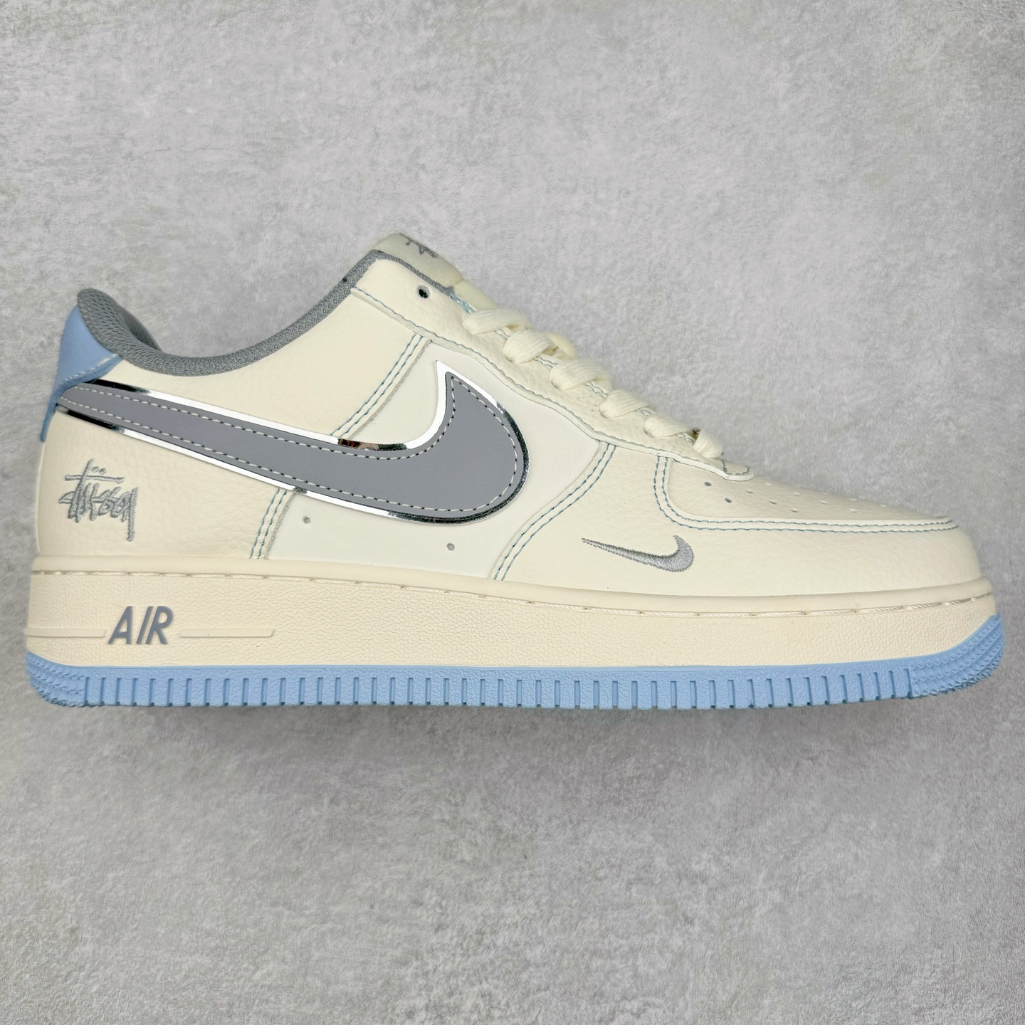 NK Air Force 1´07 Low 空军一号低帮百搭休闲运动板鞋 XS1958-517 柔软、弹性十足的缓震性能和出色的中底设计 横跨复古与现代的外型结合 造就出风靡全球 三十多年的Force 1 直到今天还深受青睐 实拍调校N版已经零色差零失真 百分百还原实物色彩所见即所得 不存在货不对板色差等低级问题 选购参考实物拍摄 不混卖不参货 只用心做好货严格选品 承诺混一赔十 尺码：36 36.5 37.5 38 38.5 39 40 40.5 41 42 42.5 43 44 44.5 45-选品中心