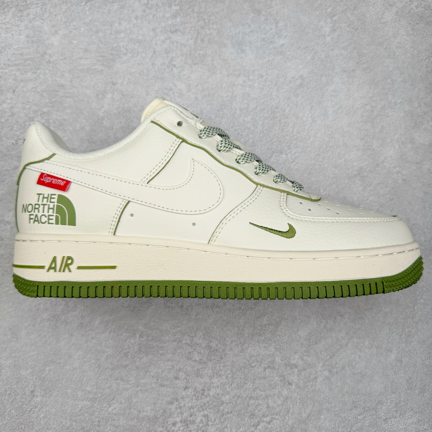 NK Air Force 1´07 Low 空军一号低帮百搭休闲运动板鞋 XZ1996-527 柔软、弹性十足的缓震性能和出色的中底设计 横跨复古与现代的外型结合 造就出风靡全球 三十多年的Force 1 直到今天还深受青睐 实拍调校N版已经零色差零失真 百分百还原实物色彩所见即所得 不存在货不对板色差等低级问题 选购参考实物拍摄 不混卖不参货 只用心做好货严格选品 承诺混一赔十 尺码：36 36.5 37.5 38 38.5 39 40 40.5 41 42 42.5 43 44 44.5 45-选品中心