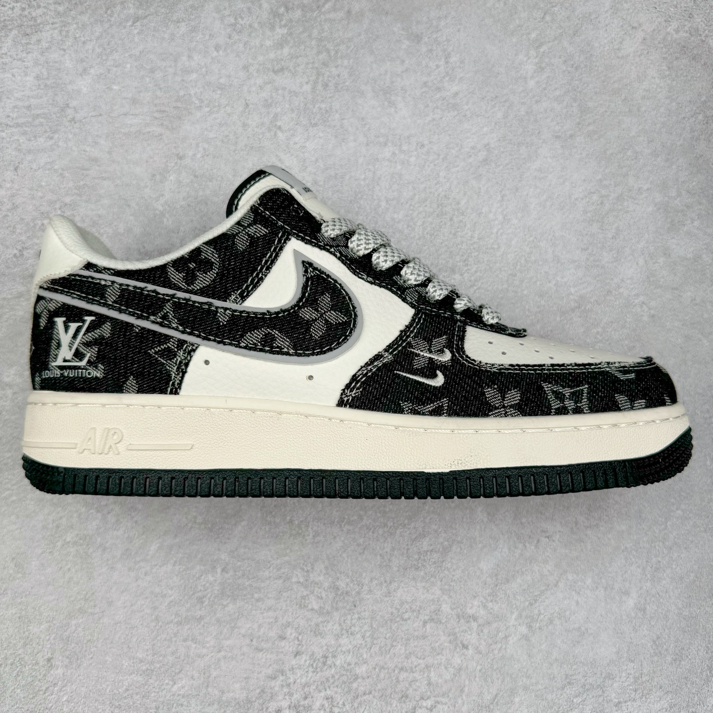 NK Air Force 1´07 Low 空军一号低帮百搭休闲运动板鞋 SJ2088-002 柔软、弹性十足的缓震性能和出色的中底设计 横跨复古与现代的外型结合 造就出风靡全球 三十多年的Force 1 直到今天还深受青睐 实拍调校N版已经零色差零失真 百分百还原实物色彩所见即所得 不存在货不对板色差等低级问题 选购参考实物拍摄 不混卖不参货 只用心做好货严格选品 承诺混一赔十 尺码：36 36.5 37.5 38 38.5 39 40 40.5 41 42 42.5 43 44 44.5 45-选品中心