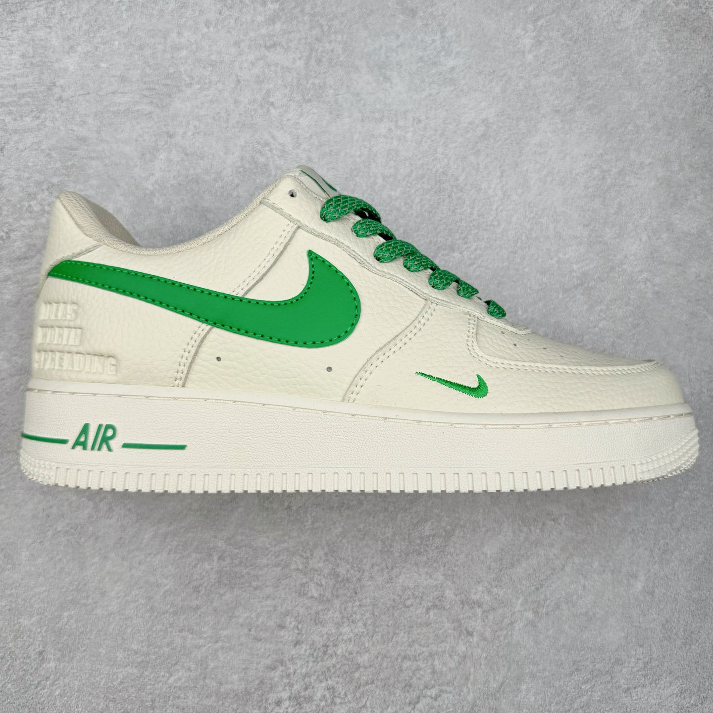 NK Air Force 1´07 Low 空军一号低帮百搭休闲运动板鞋 NO0244-027 柔软、弹性十足的缓震性能和出色的中底设计 横跨复古与现代的外型结合 造就出风靡全球 三十多年的Force 1 直到今天还深受青睐 实拍调校N版已经零色差零失真 百分百还原实物色彩所见即所得 不存在货不对板色差等低级问题 选购参考实物拍摄 不混卖不参货 只用心做好货严格选品 承诺混一赔十 尺码：36 36.5 37.5 38 38.5 39 40 40.5 41 42 42.5 43 44 44.5 45-选品中心