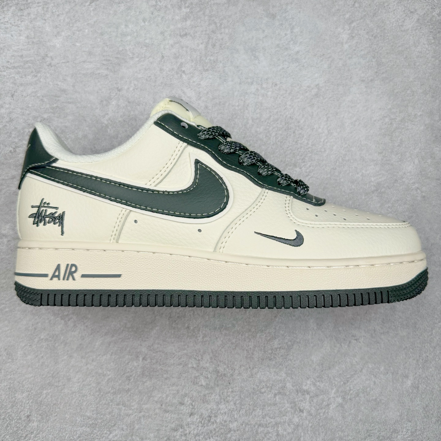 NK Air Force 1´07 Low 空军一号低帮百搭休闲运动板鞋 XZ6188-226 柔软、弹性十足的缓震性能和出色的中底设计 横跨复古与现代的外型结合 造就出风靡全球 三十多年的Force 1 直到今天还深受青睐 实拍调校N版已经零色差零失真 百分百还原实物色彩所见即所得 不存在货不对板色差等低级问题 选购参考实物拍摄 不混卖不参货 只用心做好货严格选品 承诺混一赔十 尺码：36 36.5 37.5 38 38.5 39 40 40.5 41 42 42.5 43 44 44.5 45-选品中心