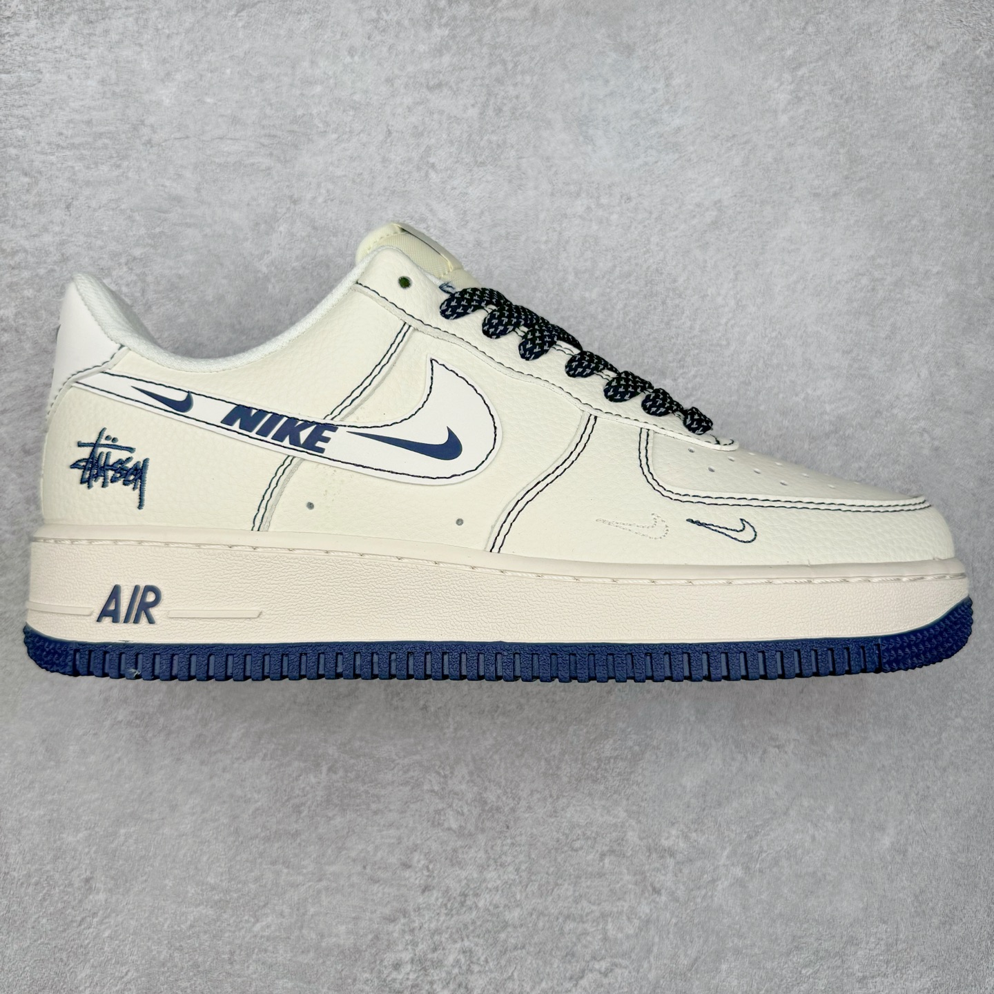 NK Air Force 1´07 Low 空军一号低帮百搭休闲运动板 HH7518-063 柔软、弹性十足的缓震性能和出色的中底设计 横跨复古与现代的外型结合 造就出风靡全球 三十多年的Force 1 直到今天还深受青睐 实拍调校N版已经零色差零失真 百分百还原实物色彩所见即所得 不存在货不对板色差等低级问题 选购参考实物拍摄 不混卖不参货 只用心做好货严格选品 承诺混一赔十 尺码：36 36.5 37.5 38 38.5 39 40 40.5 41 42 42.5 43 44 44.5 45-选品中心