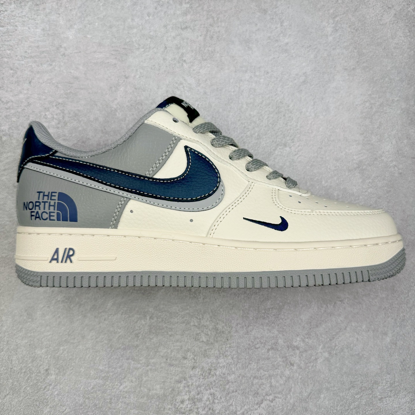 NK Air Force 1´07 Low 空军一号低帮百搭休闲运动板鞋 XS1958-520 柔软、弹性十足的缓震性能和出色的中底设计 横跨复古与现代的外型结合 造就出风靡全球 三十多年的Force 1 直到今天还深受青睐 实拍调校N版已经零色差零失真 百分百还原实物色彩所见即所得 不存在货不对板色差等低级问题 选购参考实物拍摄 不混卖不参货 只用心做好货严格选品 承诺混一赔十 尺码：36 36.5 37.5 38 38.5 39 40 40.5 41 42 42.5 43 44 44.5 45-选品中心