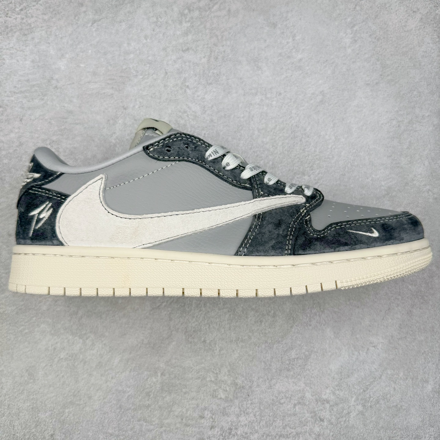TS x Air Jordan AJ1 Low 倒钩低帮联名定制配色 XS6089-513 原厂内置气垫魔块 A模大底 头层小牛皮 鞋舌AJ原厂专用牛津布+AJ专用反口珍珠布+原厂无杂质高弹内里海棉+特殊封边弹力鞋带 实拍调校N版已经零色差零失真 百分百还原实物色彩所见即所得 不存在货不对板色差等低级问题 选购参考实物拍摄 不混卖不参货 只用心做好货严格选品 承诺混一赔十 尺码：36 36.5 37.5 38 38.5 39 40 40.5 41 42 42.5 43 44 44.5 45-选品中心