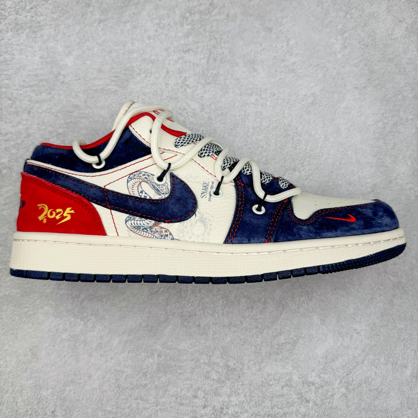 TS x Air Jordan AJ1 Low 倒钩低帮联名定制配色 SJ9950-051 原厂内置气垫魔块 A模大底 头层小牛皮 鞋舌AJ原厂专用牛津布+AJ专用反口珍珠布+原厂无杂质高弹内里海棉+特殊封边弹力鞋带 实拍调校N版已经零色差零失真 百分百还原实物色彩所见即所得 不存在货不对板色差等低级问题 选购参考实物拍摄 不混卖不参货 只用心做好货严格选品 承诺混一赔十 尺码：36 36.5 37.5 38 38.5 39 40 40.5 41 42 42.5 43 44 44.5 45-选品中心
