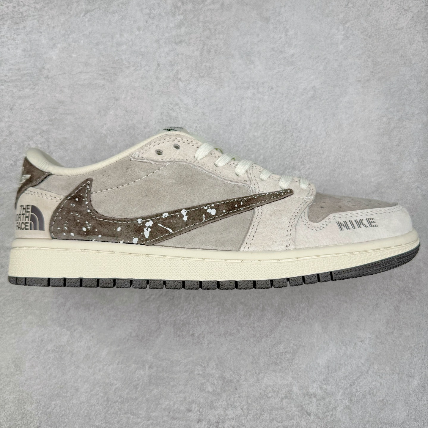 TS x Air Jordan AJ1 Low 倒钩低帮联名定制配色 XS2024-041 原厂内置气垫魔块 A模大底 头层小牛皮 鞋舌AJ原厂专用牛津布+AJ专用反口珍珠布+原厂无杂质高弹内里海棉+特殊封边弹力鞋带 实拍调校N版已经零色差零失真 百分百还原实物色彩所见即所得 不存在货不对板色差等低级问题 选购参考实物拍摄 不混卖不参货 只用心做好货严格选品 承诺混一赔十 尺码：36 36.5 37.5 38 38.5 39 40 40.5 41 42 42.5 43 44 44.5 45-选品中心