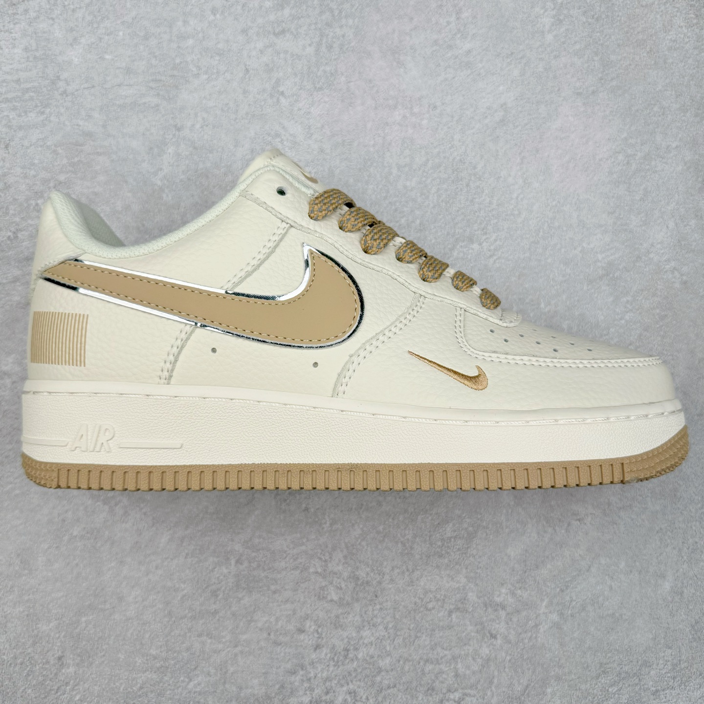 NK Air Force 1´07 Low 空军一号低帮百搭休闲运动板鞋 CU1836-965 柔软、弹性十足的缓震性能和出色的中底设计 横跨复古与现代的外型结合 造就出风靡全球 三十多年的Force 1 直到今天还深受青睐 实拍调校N版已经零色差零失真 百分百还原实物色彩所见即所得 不存在货不对板色差等低级问题 选购参考实物拍摄 不混卖不参货 只用心做好货严格选品 承诺混一赔十 尺码：36 36.5 37.5 38 38.5 39 40 40.5 41 42 42.5 43 44 44.5 45-选品中心