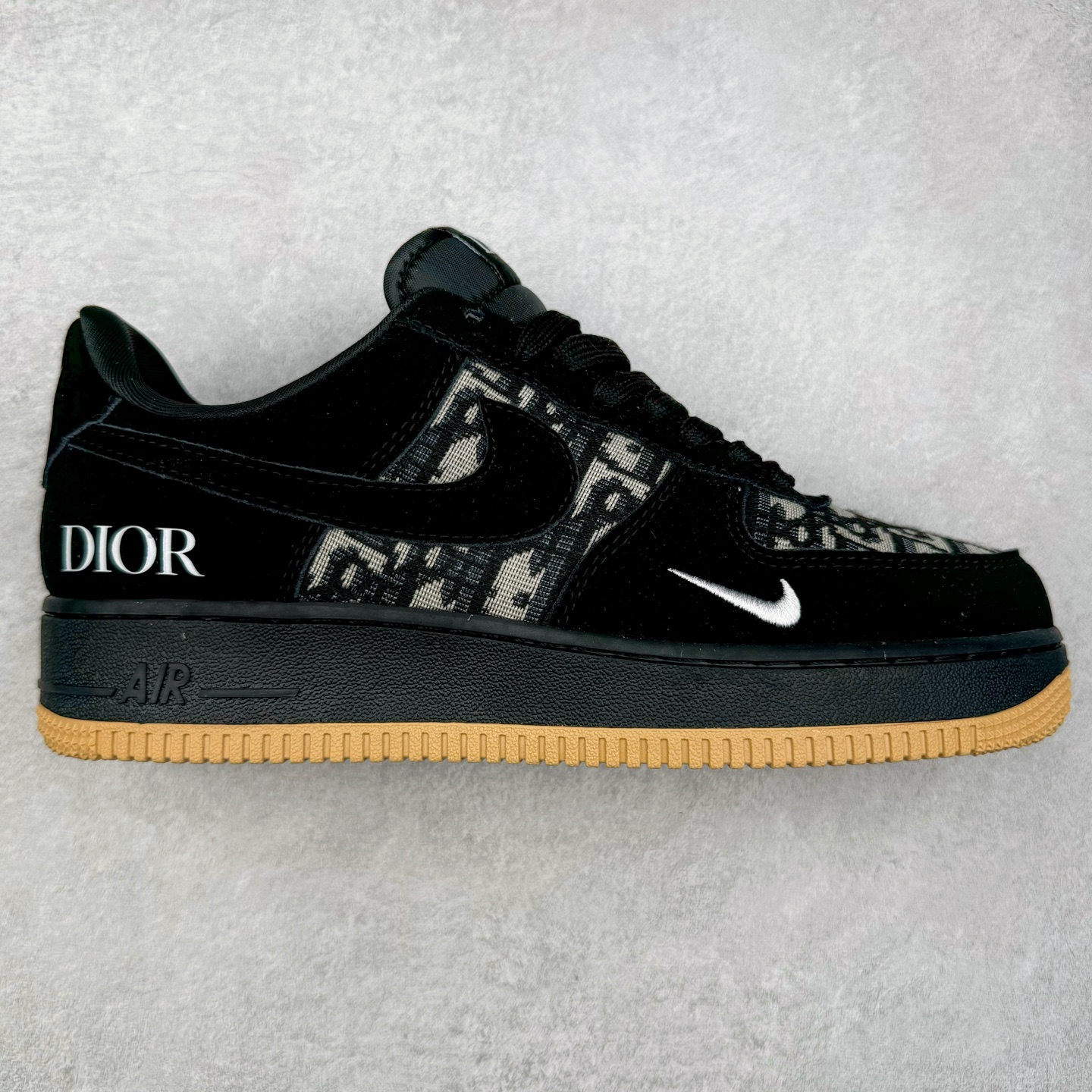 NK Air Force 1´07 Low 空军一号低帮百搭休闲运动板鞋 KK1988-058 柔软、弹性十足的缓震性能和出色的中底设计 横跨复古与现代的外型结合 造就出风靡全球 三十多年的Force 1 直到今天还深受青睐 实拍调校N版已经零色差零失真 百分百还原实物色彩所见即所得 不存在货不对板色差等低级问题 选购参考实物拍摄 不混卖不参货 只用心做好货严格选品 承诺混一赔十 尺码：36 36.5 37.5 38 38.5 39 40 40.5 41 42 42.5 43 44 44.5 45-选品中心