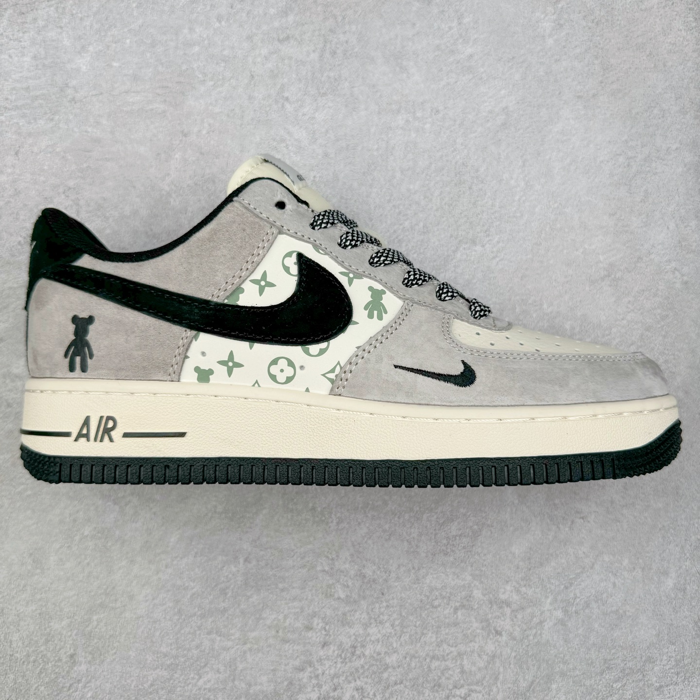 NK Air Force 1´07 Low 空军一号低帮百搭休闲运动板鞋 SJ9188-002 柔软、弹性十足的缓震性能和出色的中底设计 横跨复古与现代的外型结合 造就出风靡全球 三十多年的Force 1 直到今天还深受青睐 实拍调校N版已经零色差零失真 百分百还原实物色彩所见即所得 不存在货不对板色差等低级问题 选购参考实物拍摄 不混卖不参货 只用心做好货严格选品 承诺混一赔十 尺码：36 36.5 37.5 38 38.5 39 40 40.5 41 42 42.5 43 44 44.5 45-选品中心