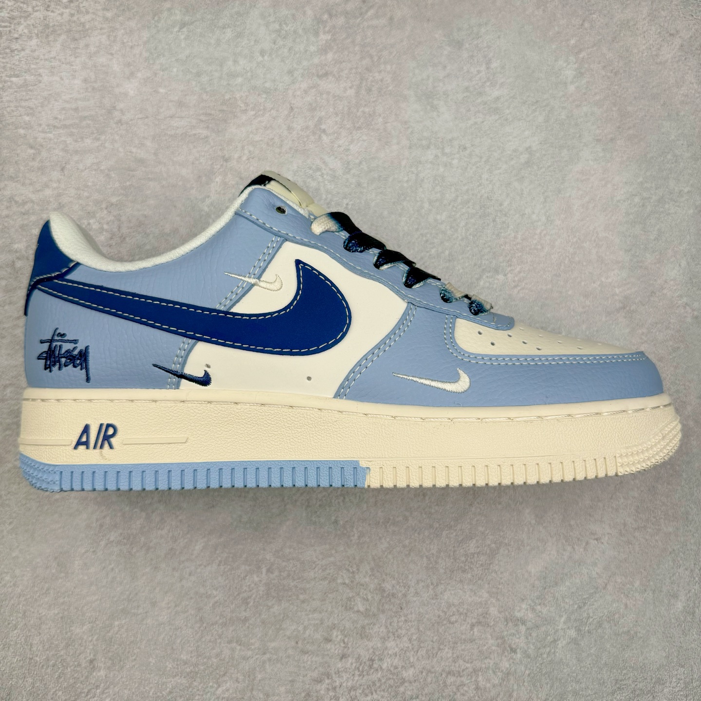 NK Air Force 1´07 Low 空军一号低帮百搭休闲运动板鞋 XS1958-516 柔软、弹性十足的缓震性能和出色的中底设计 横跨复古与现代的外型结合 造就出风靡全球 三十多年的Force 1 直到今天还深受青睐 实拍调校N版已经零色差零失真 百分百还原实物色彩所见即所得 不存在货不对板色差等低级问题 选购参考实物拍摄 不混卖不参货 只用心做好货严格选品 承诺混一赔十 尺码：36 36.5 37.5 38 38.5 39 40 40.5 41 42 42.5 43 44 44.5 45-选品中心