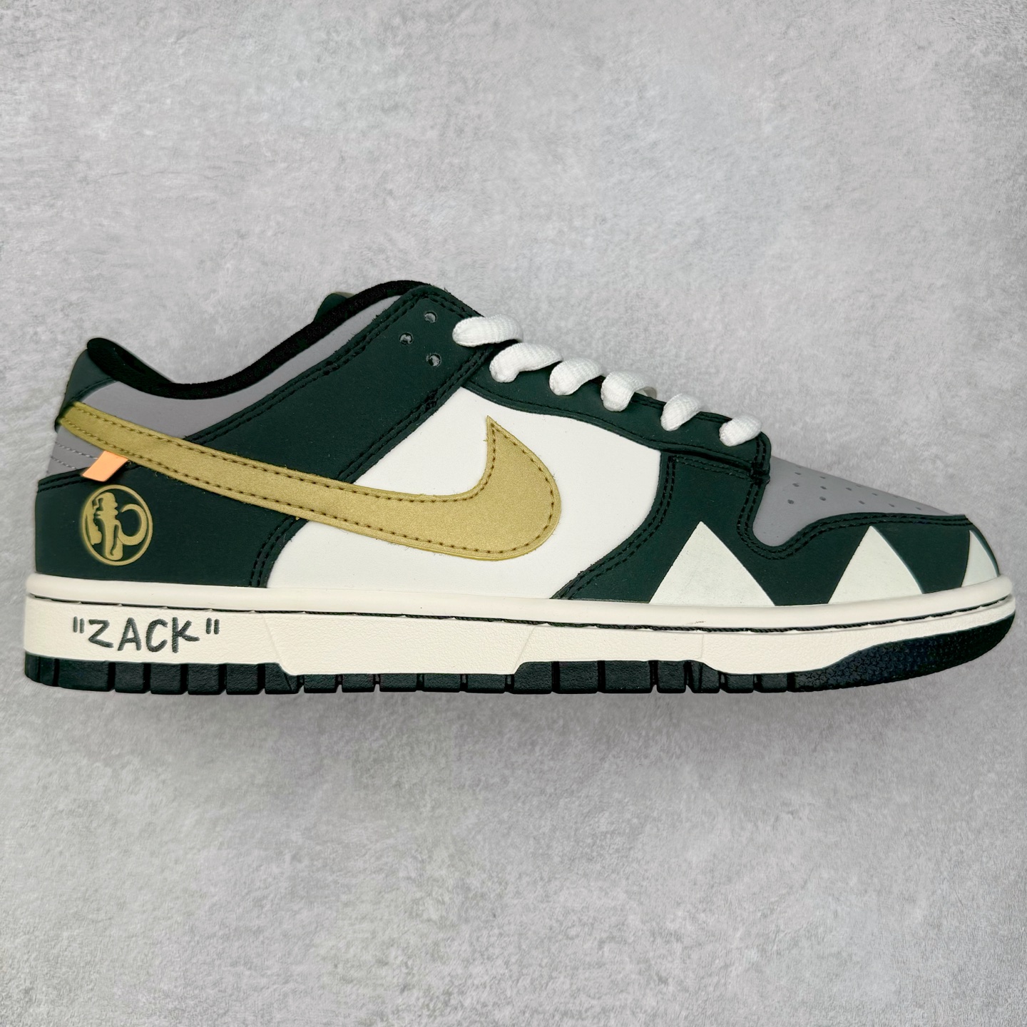 NK Dunk Low 定制配色 ZZ1998-003 大厂出品 极力推荐 原装头层材料 独家版型蒸餾加工帶來的是更好的视觉和脚感体验大厂纯原品质出货 清洁度 电绣工艺 皮料切割干净无任何毛边 细节完美 实拍调校N版已经零色差零失真 百分百还原实物色彩所见即所得 不存在货不对板色差等低级问题 选购参考实物拍摄 不混卖不参货 只用心做好货严格选品 承诺混一赔十 尺码：36 36.5 37.5 38 38.5 39 40 40.5 41 42 42.5 43 44 44.5 45-选品中心