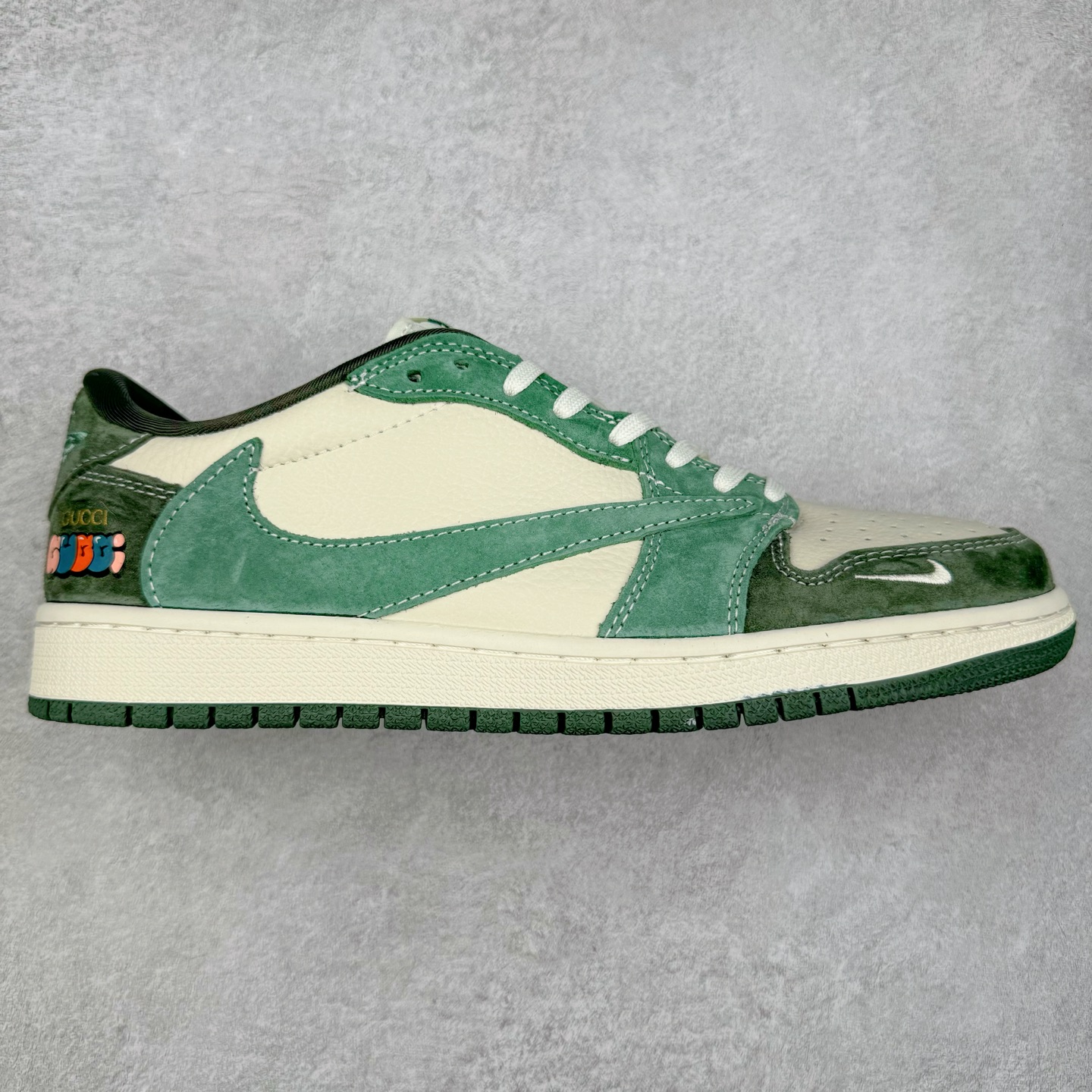TS x Air Jordan AJ1 Low 倒钩低帮联名定制配色 XS2024-026 原厂内置气垫魔块 A模大底 头层小牛皮 鞋舌AJ原厂专用牛津布+AJ专用反口珍珠布+原厂无杂质高弹内里海棉+特殊封边弹力鞋带 实拍调校N版已经零色差零失真 百分百还原实物色彩所见即所得 不存在货不对板色差等低级问题 选购参考实物拍摄 不混卖不参货 只用心做好货严格选品 承诺混一赔十 尺码：36 36.5 37.5 38 38.5 39 40 40.5 41 42 42.5 43 44 44.5 45-选品中心