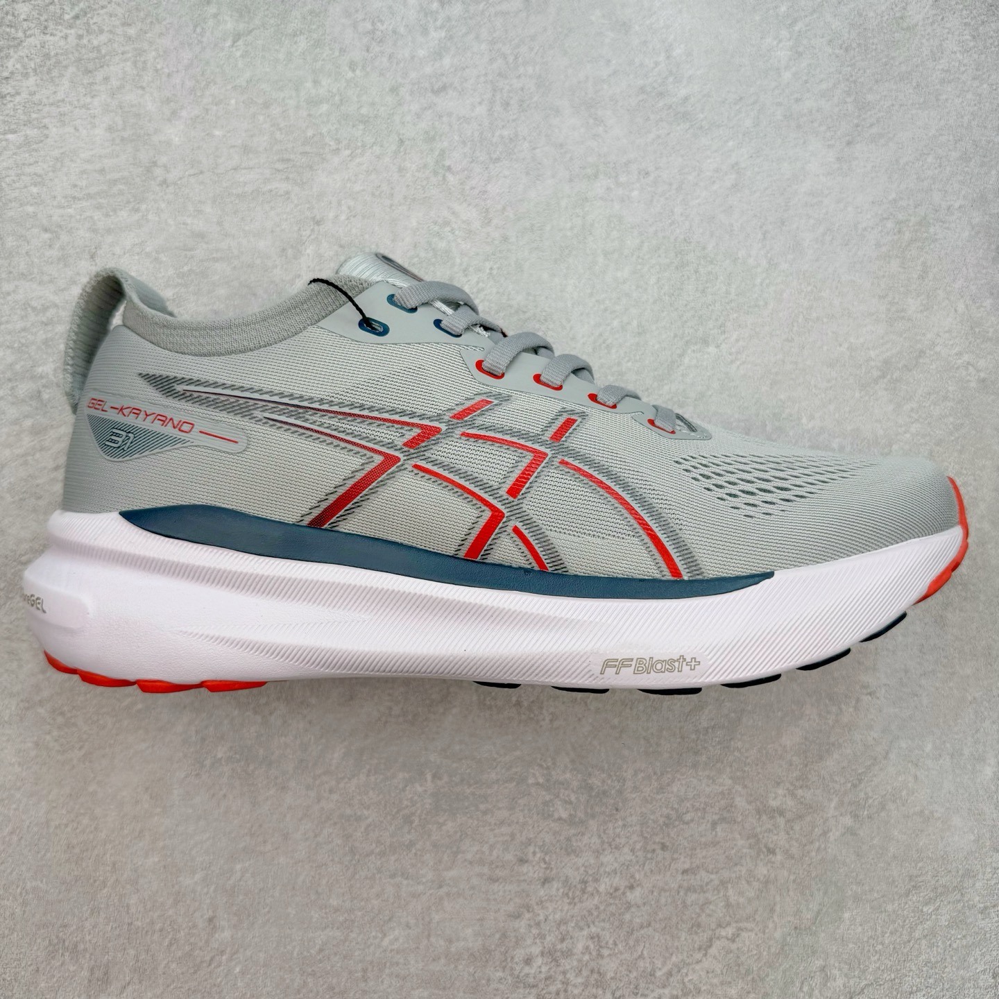 Asics Gel-Kayano 31 亚瑟士卡亚诺31代低帮专业有氧超轻量休闲运动全能慢跑鞋全球知名运动品牌ASICS正式推出新款GEL-KAYANO 31跑鞋，旨在通过全新稳定结构以提升产品可适性，满足跑者的足部稳定需求，让每一位跑者从起跑到结束都能够感受到焕然一新的稳定性与舒适性，从而帮助更多人找到身心平衡，获得自在舒适的健康生活方式。秉持着ASICS亚瑟士的设计哲学，全新一代GEL-KAYANO 31应运而生。为进一步升级产品的稳定性，GEL-KAYANO 31采用了全新4D引导系统，通过内侧稳定装置提升可适性，满足足部稳定需求，帮助足弓迅速返回到平衡位置。作为基于生物力学研究打造的全新稳定结构，4D引导系统不仅提升了跑鞋对双脚的支撑性，它还将人体不同的运动状态纳入设计考量，帮助跑者在多种跑动强度下获得充足的稳定性和理想的舒适度。尺码：36 37 37.5 38 39.5 40 40.5 41.5 42 42.5 43.5 44 44.5 45-选品中心