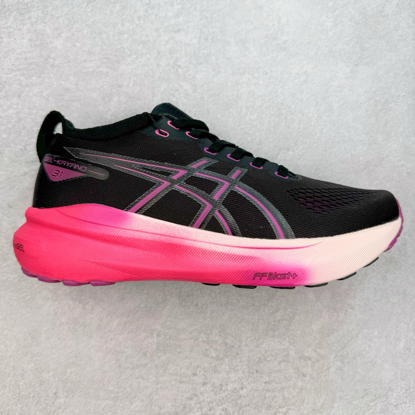 Asics Gel-Kayano 31 亚瑟士卡亚诺31代低帮专业有氧超轻量休闲运动全能慢跑鞋全球知名运动品牌ASICS正式推出新款GEL-KAYANO 31跑鞋，旨在通过全新稳定结构以提升产品可适性，满足跑者的足部稳定需求，让每一位跑者从起跑到结束都能够感受到焕然一新的稳定性与舒适性，从而帮助更多人找到身心平衡，获得自在舒适的健康生活方式。秉持着ASICS亚瑟士的设计哲学，全新一代GEL-KAYANO 31应运而生。为进一步升级产品的稳定性，GEL-KAYANO 31采用了全新4D引导系统，通过内侧稳定装置提升可适性，满足足部稳定需求，帮助足弓迅速返回到平衡位置。作为基于生物力学研究打造的全新稳定结构，4D引导系统不仅提升了跑鞋对双脚的支撑性，它还将人体不同的运动状态纳入设计考量，帮助跑者在多种跑动强度下获得充足的稳定性和理想的舒适度。尺码：36 37 37.5 38 39.5 40 40.5 41.5 42 42.5 43.5 44 44.5 45-选品中心