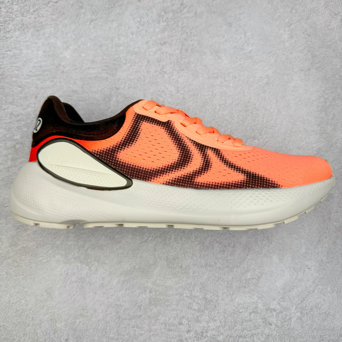 lululemon beyondfeel 露露乐檬舒适防滑耐磨低帮跑步鞋 Cityverse将运动性能融入经典休闲鞋中，中底提供出色缓震，并贴合足部曲线，带来全天候的舒适感。鞋面采用两种材质拼接，且前半部分采用热熔压胶处理，无任何缝线，保留了鞋身整体性。模制泡沫的鞋垫带来上乘的脚感，在平日休闲穿着时不会磨脚，也能提供轻质软弹的效果。25年来，lululemon一直秉持“感受为先”的设计理念，并相信更好的感受带来更好的表现。此次男鞋的设计亦是如此。投入多年研究，针对男性在不同运动场景中的脚步形态设计了不同鞋履款式。同时，还进行了生物力学与形态学研究，为“他”带来更好的贴合度和感受。尺码：36 36.5 37.5 38 38.5 39 40 40.5 41 42 42.5 43 44 45-选品中心