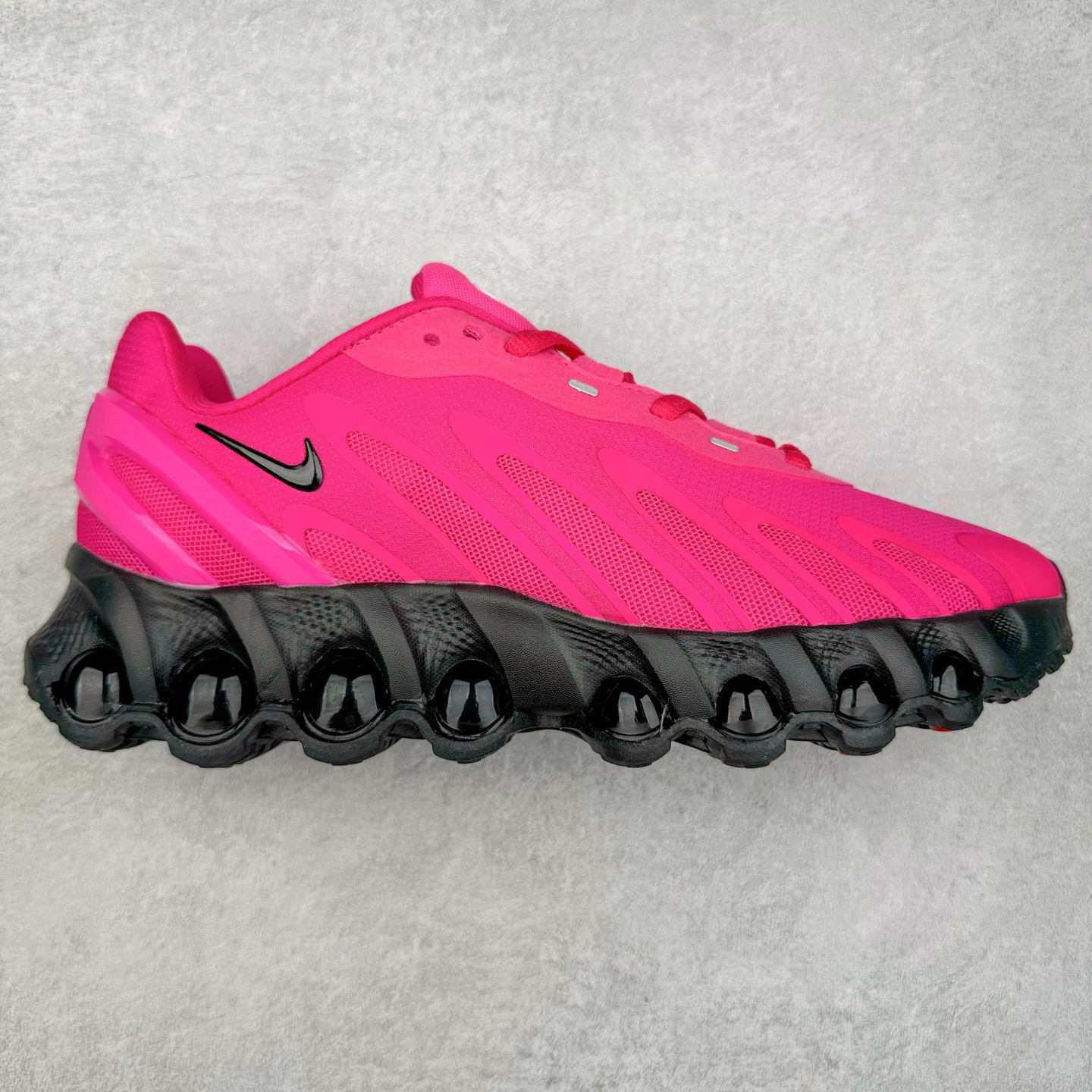 图片[13]-NK Air Max DN8 全掌科技气垫缓震运动跑鞋 DN8的核心亮点在于其八腔气垫结构 根据不同部位设定的气压值专为行走设计 提供卓越的舒适感 鞋面的设计让人联想到上世纪90年代末至2000年代初的多款Air Max 中底上系列圆形孔洞引发了热议 不少人将其与竞争品牌的缓震技术进行比较 例如K-SWISS 2010年代初推出的Tubes技 及以多孔鞋底闻名的品牌 尺码：36 36.5 37.5 38 38.5 39 40 40.5 41 42 42.5 43 44 44.5 45-选品中心