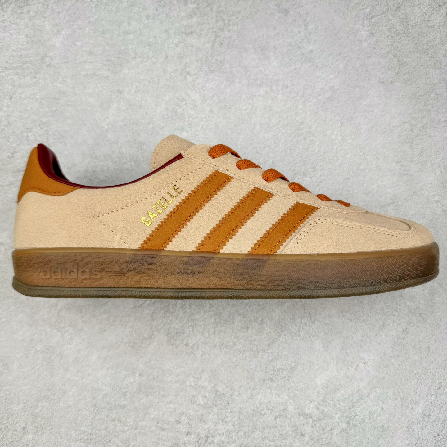 AD Gazelle Indoor Trainers 羚羊内训系列低帮复古百搭休闲运动德训风板鞋 JH5412 90年代经典的复刻版！自60年代以足球训练鞋面世以来,Gazelle就以其经典设计席卷全球。1991年版本的复刻,再造经典Gazelle。采用皮革打造,搭配浊色细节,让这款经典更加简约。尺码：36 36⅔ 37⅓ 38 38⅔ 39⅓ 40 40⅔ 41⅓ 42 42⅔ 43⅓ 44⅓ 44⅔ 45-选品中心