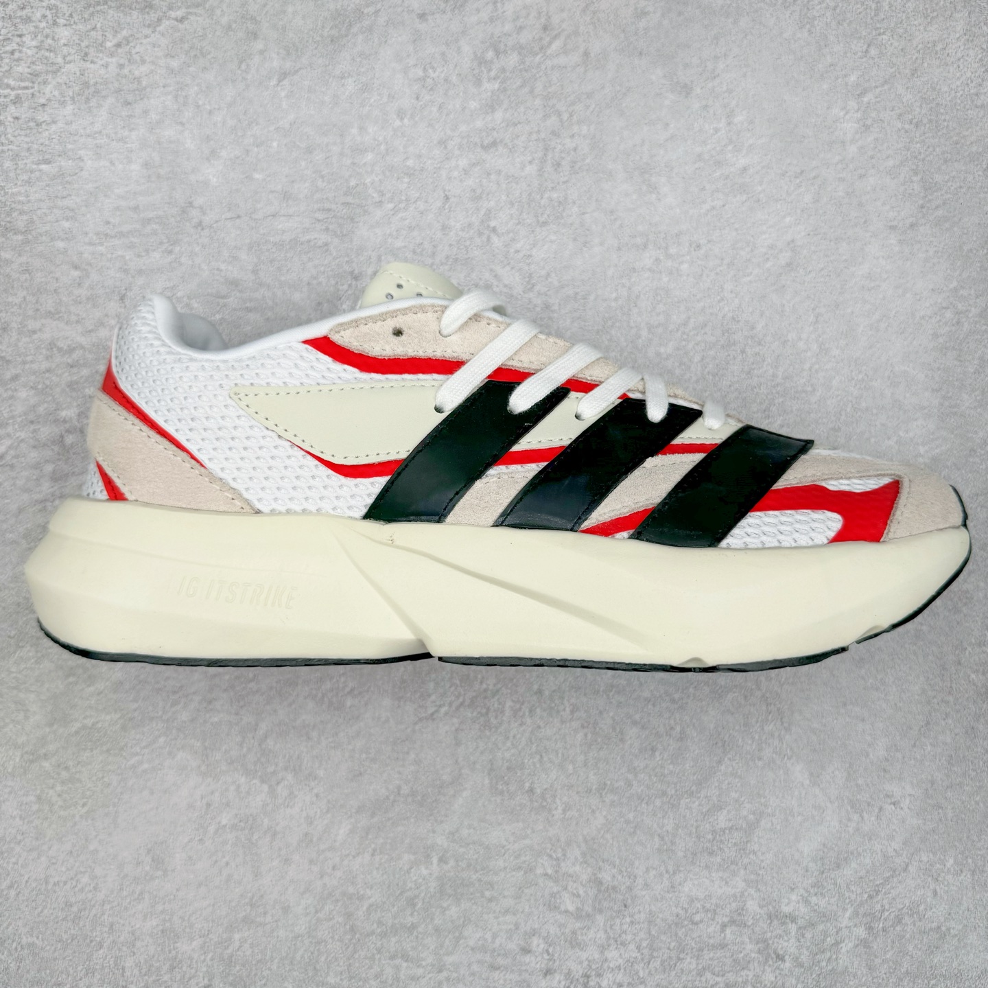 AD LIGHTBLAZE 流光舒适防滑耐磨低帮跑步鞋 前卫的专业跑鞋风格造型，LIGHTBLAZE延续了竞速美学的流线轮廓，保留住了与 AdizeroAdios Pro Evo 1相类似厚底理念和「宽三道杠」的视觉元素。尺码：36 36.5 37.5 38 38.5 39 40 40.5 41 42 42.5 43 44 44.5 45-选品中心