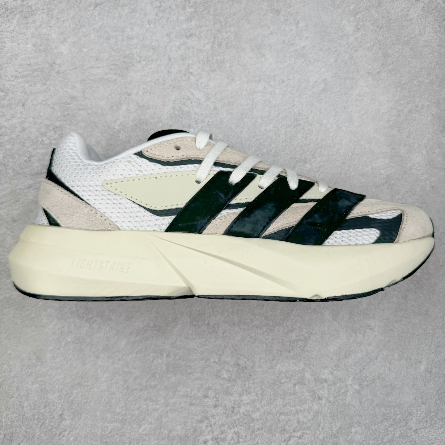 图片[10]-AD LIGHTBLAZE 流光舒适防滑耐磨低帮跑步鞋 前卫的专业跑鞋风格造型，LIGHTBLAZE延续了竞速美学的流线轮廓，保留住了与 AdizeroAdios Pro Evo 1相类似厚底理念和「宽三道杠」的视觉元素。尺码：36 36.5 37.5 38 38.5 39 40 40.5 41 42 42.5 43 44 44.5 45-选品中心