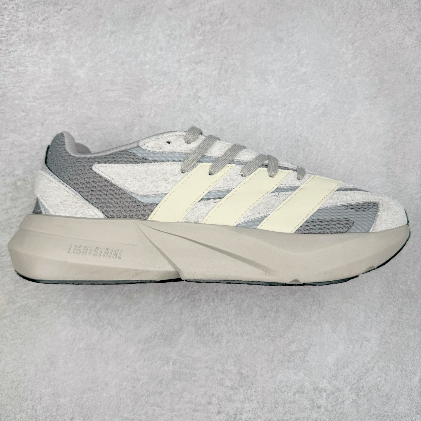 图片[2]-AD LIGHTBLAZE 流光舒适防滑耐磨低帮跑步鞋 前卫的专业跑鞋风格造型，LIGHTBLAZE延续了竞速美学的流线轮廓，保留住了与 AdizeroAdios Pro Evo 1相类似厚底理念和「宽三道杠」的视觉元素。尺码：36 36.5 37.5 38 38.5 39 40 40.5 41 42 42.5 43 44 44.5 45-选品中心