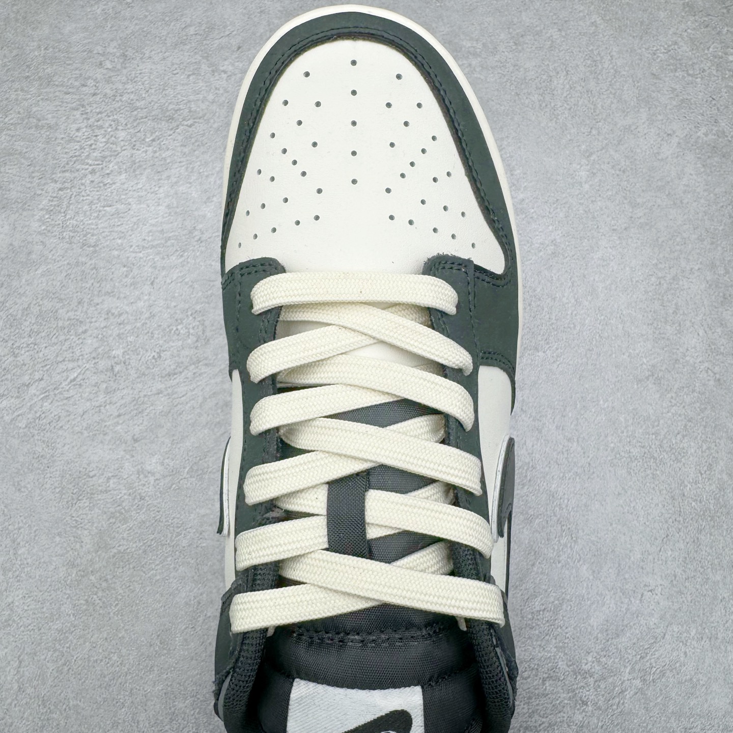 图片[4]-＃YC纯原 NK Dunk Low 兽痕黑白 BW1220-008 定制系列天花板 无原鞋不开发 全系列得物原鞋一比一校对开发 配色持续更新中 终端对接 优势输出 全套原厂楦头原纸板数据档案倾力打造 原汁原味莞产 极致还原 圈内最强针车工艺 高端零售指定版 广东原厂配套原盒原标 鞋盒分三个尺码段 原厂冲刀 超高清洁度 全鞋零毛边皮料切割 采用原厂百宏鞋带以及原厂百宏织唛舌标 内标可供原厂几率过验 进口原装条纹中底布 四线拉帮白色点胶 原厂拉帮手法遵循公司 原厂电绣 极致还原 尺码：36 36.5 37.5 38 38.5 39 40 40.5 41 42 42.5 43 44 44.5 45 46-选品中心