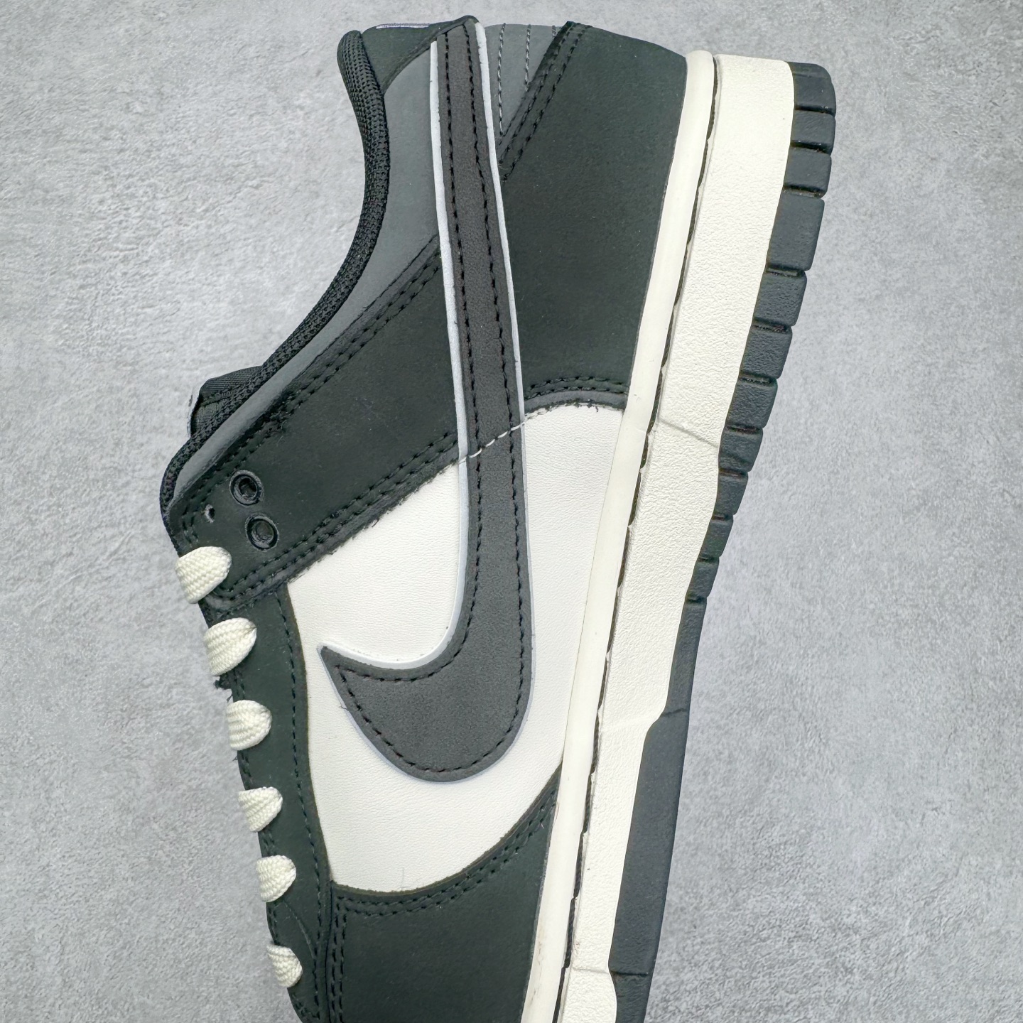 图片[7]-＃YC纯原 NK Dunk Low 兽痕黑白 BW1220-008 定制系列天花板 无原鞋不开发 全系列得物原鞋一比一校对开发 配色持续更新中 终端对接 优势输出 全套原厂楦头原纸板数据档案倾力打造 原汁原味莞产 极致还原 圈内最强针车工艺 高端零售指定版 广东原厂配套原盒原标 鞋盒分三个尺码段 原厂冲刀 超高清洁度 全鞋零毛边皮料切割 采用原厂百宏鞋带以及原厂百宏织唛舌标 内标可供原厂几率过验 进口原装条纹中底布 四线拉帮白色点胶 原厂拉帮手法遵循公司 原厂电绣 极致还原 尺码：36 36.5 37.5 38 38.5 39 40 40.5 41 42 42.5 43 44 44.5 45 46-选品中心