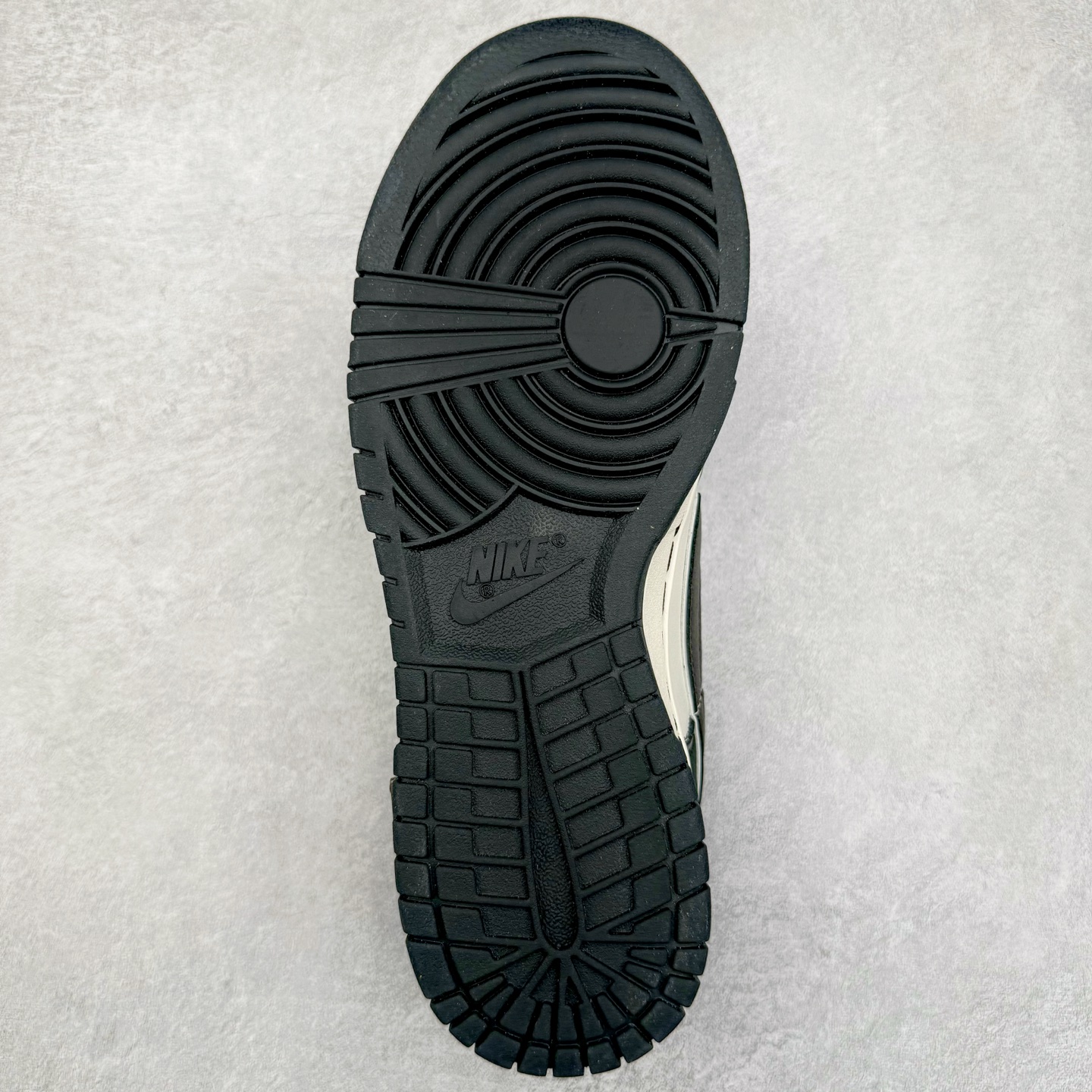 图片[9]-＃YC纯原 NK Dunk Low 兽痕黑白 BW1220-008 定制系列天花板 无原鞋不开发 全系列得物原鞋一比一校对开发 配色持续更新中 终端对接 优势输出 全套原厂楦头原纸板数据档案倾力打造 原汁原味莞产 极致还原 圈内最强针车工艺 高端零售指定版 广东原厂配套原盒原标 鞋盒分三个尺码段 原厂冲刀 超高清洁度 全鞋零毛边皮料切割 采用原厂百宏鞋带以及原厂百宏织唛舌标 内标可供原厂几率过验 进口原装条纹中底布 四线拉帮白色点胶 原厂拉帮手法遵循公司 原厂电绣 极致还原 尺码：36 36.5 37.5 38 38.5 39 40 40.5 41 42 42.5 43 44 44.5 45 46-选品中心