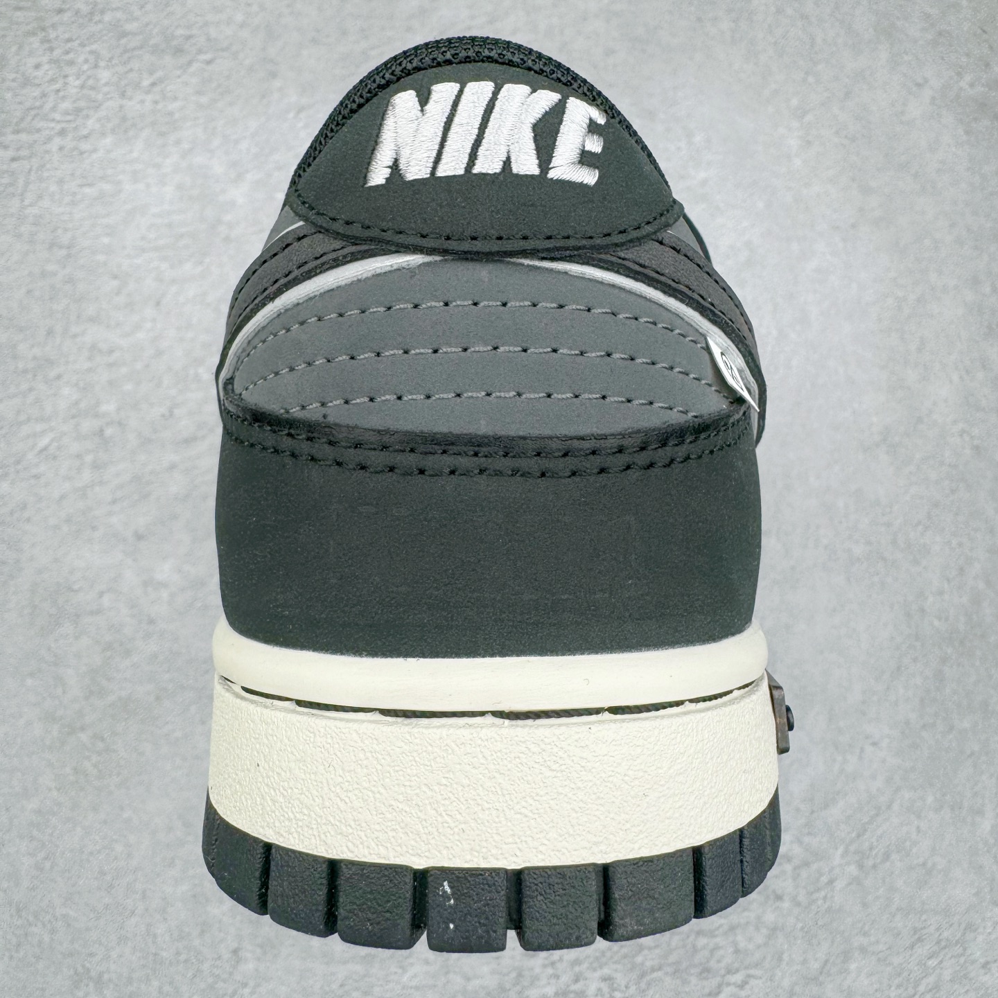 图片[8]-＃YC纯原 NK Dunk Low 兽痕黑白 BW1220-008 定制系列天花板 无原鞋不开发 全系列得物原鞋一比一校对开发 配色持续更新中 终端对接 优势输出 全套原厂楦头原纸板数据档案倾力打造 原汁原味莞产 极致还原 圈内最强针车工艺 高端零售指定版 广东原厂配套原盒原标 鞋盒分三个尺码段 原厂冲刀 超高清洁度 全鞋零毛边皮料切割 采用原厂百宏鞋带以及原厂百宏织唛舌标 内标可供原厂几率过验 进口原装条纹中底布 四线拉帮白色点胶 原厂拉帮手法遵循公司 原厂电绣 极致还原 尺码：36 36.5 37.5 38 38.5 39 40 40.5 41 42 42.5 43 44 44.5 45 46-选品中心