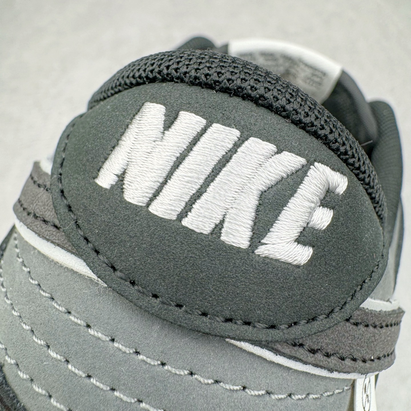 图片[15]-＃YC纯原 NK Dunk Low 兽痕黑白 BW1220-008 定制系列天花板 无原鞋不开发 全系列得物原鞋一比一校对开发 配色持续更新中 终端对接 优势输出 全套原厂楦头原纸板数据档案倾力打造 原汁原味莞产 极致还原 圈内最强针车工艺 高端零售指定版 广东原厂配套原盒原标 鞋盒分三个尺码段 原厂冲刀 超高清洁度 全鞋零毛边皮料切割 采用原厂百宏鞋带以及原厂百宏织唛舌标 内标可供原厂几率过验 进口原装条纹中底布 四线拉帮白色点胶 原厂拉帮手法遵循公司 原厂电绣 极致还原 尺码：36 36.5 37.5 38 38.5 39 40 40.5 41 42 42.5 43 44 44.5 45 46-选品中心