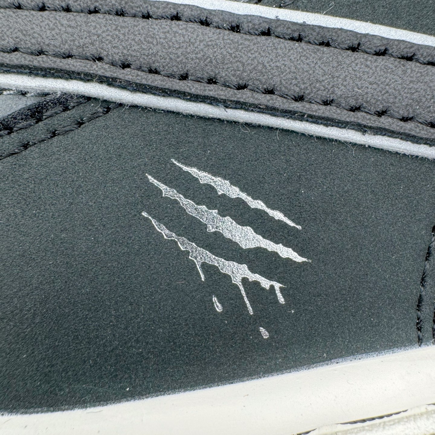 图片[17]-＃YC纯原 NK Dunk Low 兽痕黑白 BW1220-008 定制系列天花板 无原鞋不开发 全系列得物原鞋一比一校对开发 配色持续更新中 终端对接 优势输出 全套原厂楦头原纸板数据档案倾力打造 原汁原味莞产 极致还原 圈内最强针车工艺 高端零售指定版 广东原厂配套原盒原标 鞋盒分三个尺码段 原厂冲刀 超高清洁度 全鞋零毛边皮料切割 采用原厂百宏鞋带以及原厂百宏织唛舌标 内标可供原厂几率过验 进口原装条纹中底布 四线拉帮白色点胶 原厂拉帮手法遵循公司 原厂电绣 极致还原 尺码：36 36.5 37.5 38 38.5 39 40 40.5 41 42 42.5 43 44 44.5 45 46-选品中心