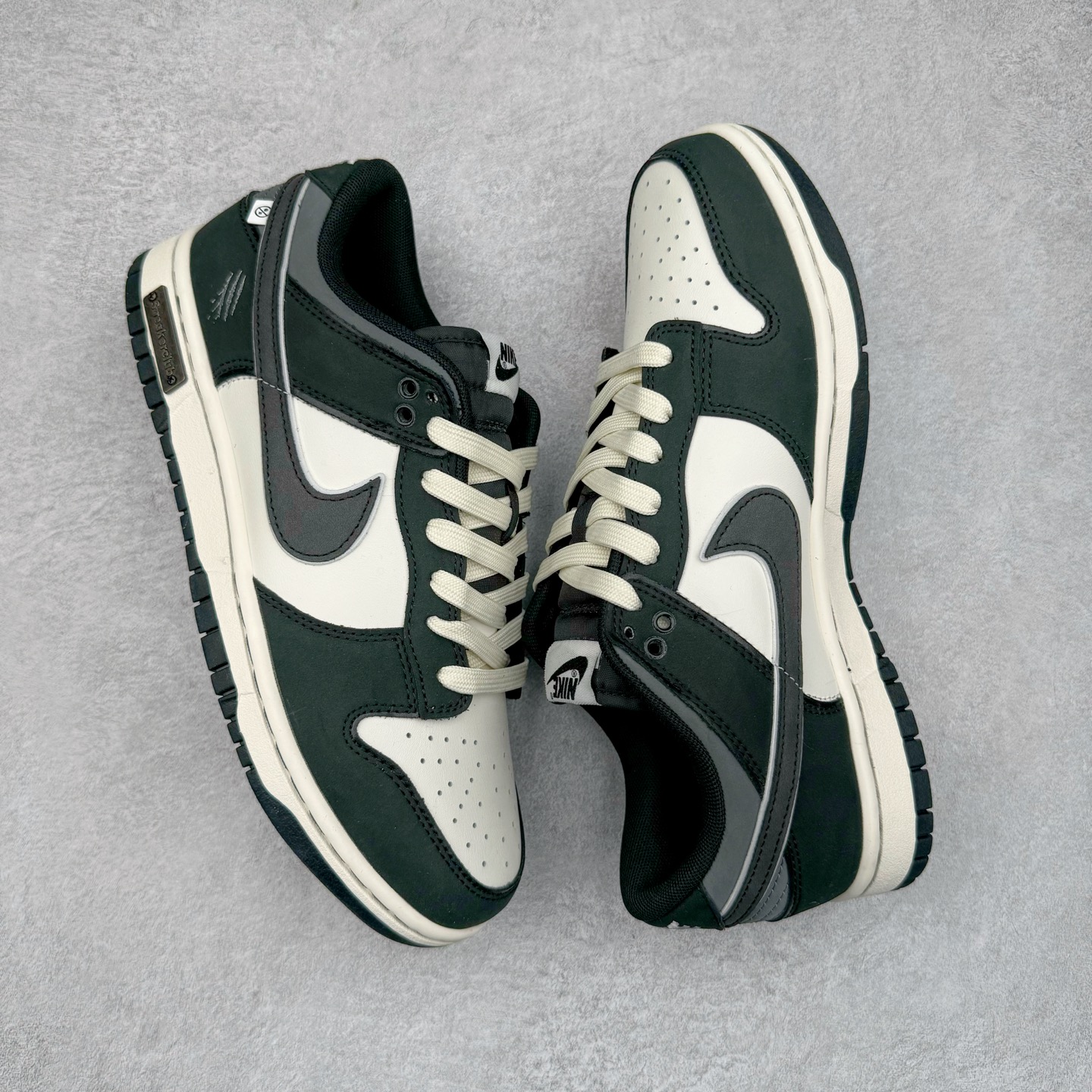 图片[3]-＃YC纯原 NK Dunk Low 兽痕黑白 BW1220-008 定制系列天花板 无原鞋不开发 全系列得物原鞋一比一校对开发 配色持续更新中 终端对接 优势输出 全套原厂楦头原纸板数据档案倾力打造 原汁原味莞产 极致还原 圈内最强针车工艺 高端零售指定版 广东原厂配套原盒原标 鞋盒分三个尺码段 原厂冲刀 超高清洁度 全鞋零毛边皮料切割 采用原厂百宏鞋带以及原厂百宏织唛舌标 内标可供原厂几率过验 进口原装条纹中底布 四线拉帮白色点胶 原厂拉帮手法遵循公司 原厂电绣 极致还原 尺码：36 36.5 37.5 38 38.5 39 40 40.5 41 42 42.5 43 44 44.5 45 46-选品中心