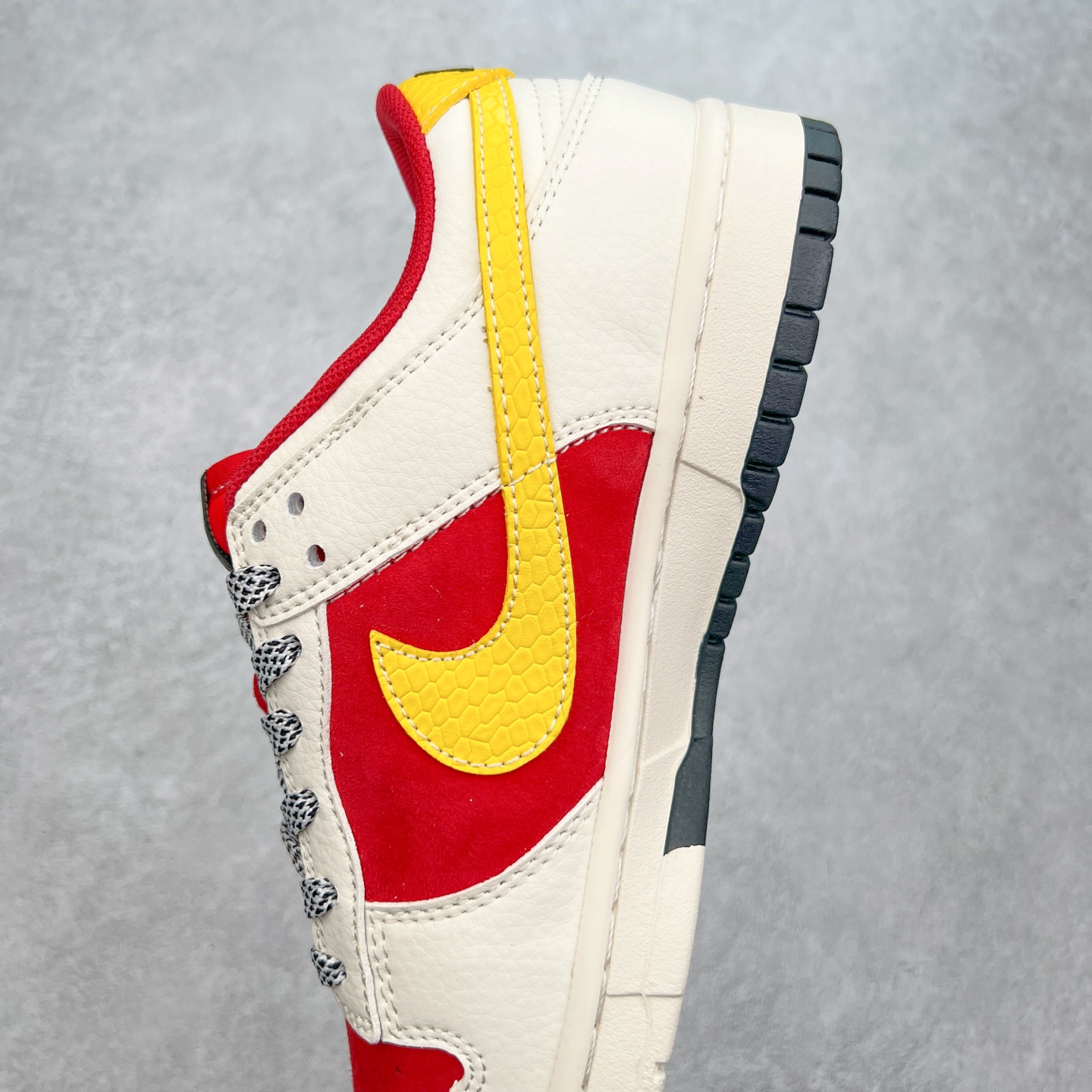 图片[7]-NK Dunk Low 定制配色 SJ2258-016 大厂出品 极力推荐 原装头层材料 独家版型蒸餾加工帶來的是更好的视觉和脚感体验大厂纯原品质出货 清洁度 电绣工艺 皮料切割干净无任何毛边 细节完美 实拍调校N版已经零色差零失真 百分百还原实物色彩所见即所得 不存在货不对板色差等低级问题 选购参考实物拍摄 不混卖不参货 只用心做好货严格选品 承诺混一赔十 尺码：36 36.5 37.5 38 38.5 39 40 40.5 41 42 42.5 43 44 44.5 45-选品中心