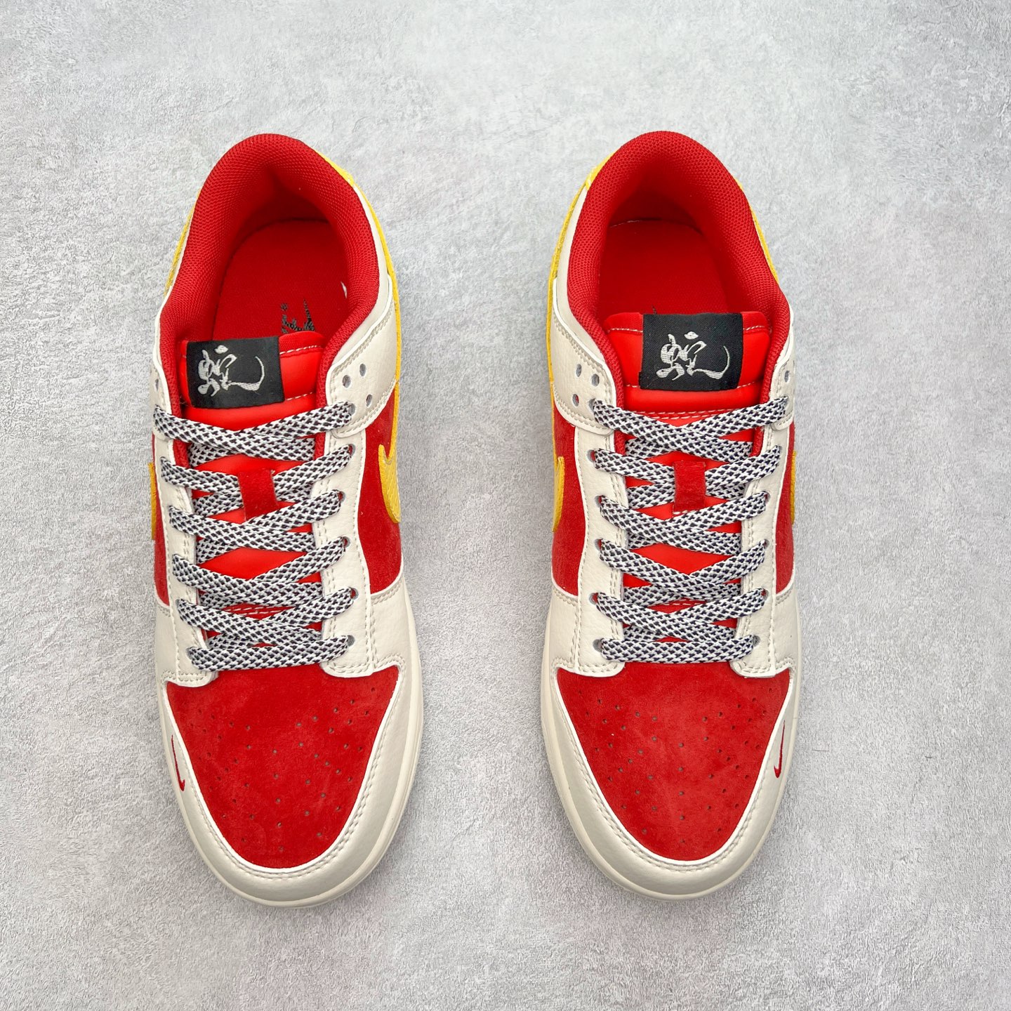 图片[2]-NK Dunk Low 定制配色 SJ2258-016 大厂出品 极力推荐 原装头层材料 独家版型蒸餾加工帶來的是更好的视觉和脚感体验大厂纯原品质出货 清洁度 电绣工艺 皮料切割干净无任何毛边 细节完美 实拍调校N版已经零色差零失真 百分百还原实物色彩所见即所得 不存在货不对板色差等低级问题 选购参考实物拍摄 不混卖不参货 只用心做好货严格选品 承诺混一赔十 尺码：36 36.5 37.5 38 38.5 39 40 40.5 41 42 42.5 43 44 44.5 45-选品中心