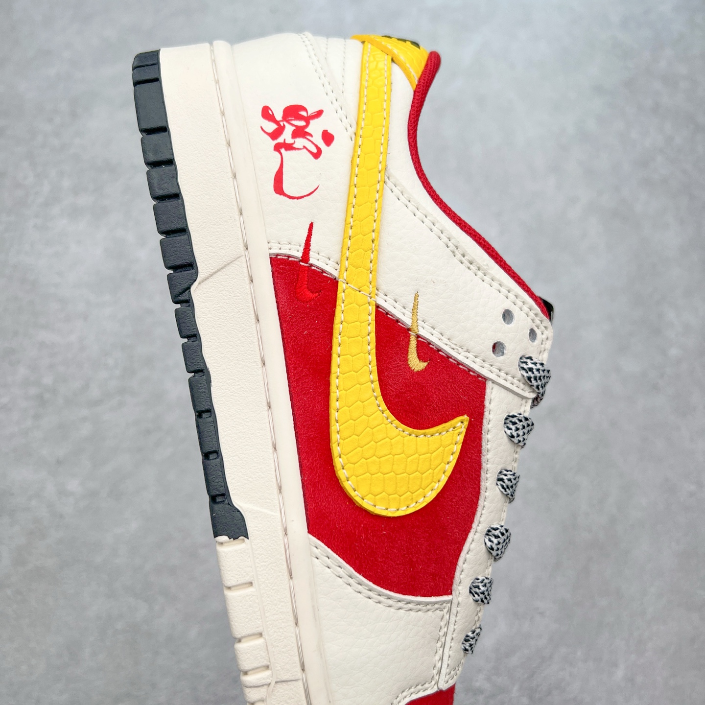 图片[6]-NK Dunk Low 定制配色 SJ2258-016 大厂出品 极力推荐 原装头层材料 独家版型蒸餾加工帶來的是更好的视觉和脚感体验大厂纯原品质出货 清洁度 电绣工艺 皮料切割干净无任何毛边 细节完美 实拍调校N版已经零色差零失真 百分百还原实物色彩所见即所得 不存在货不对板色差等低级问题 选购参考实物拍摄 不混卖不参货 只用心做好货严格选品 承诺混一赔十 尺码：36 36.5 37.5 38 38.5 39 40 40.5 41 42 42.5 43 44 44.5 45-选品中心