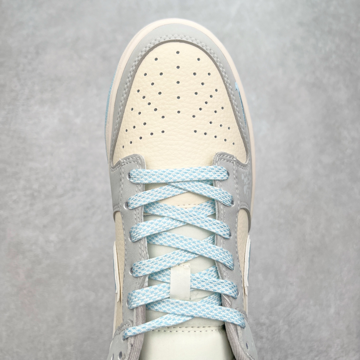 图片[4]-NK Dunk Low 定制配色 LW1818-114 大厂出品 极力推荐 原装头层材料 独家版型蒸餾加工帶來的是更好的视觉和脚感体验大厂纯原品质出货 清洁度 电绣工艺 皮料切割干净无任何毛边 细节完美 实拍调校N版已经零色差零失真 百分百还原实物色彩所见即所得 不存在货不对板色差等低级问题 选购参考实物拍摄 不混卖不参货 只用心做好货严格选品 承诺混一赔十 尺码：36 36.5 37.5 38 38.5 39 40 40.5 41 42 42.5 43 44 44.5 45-选品中心